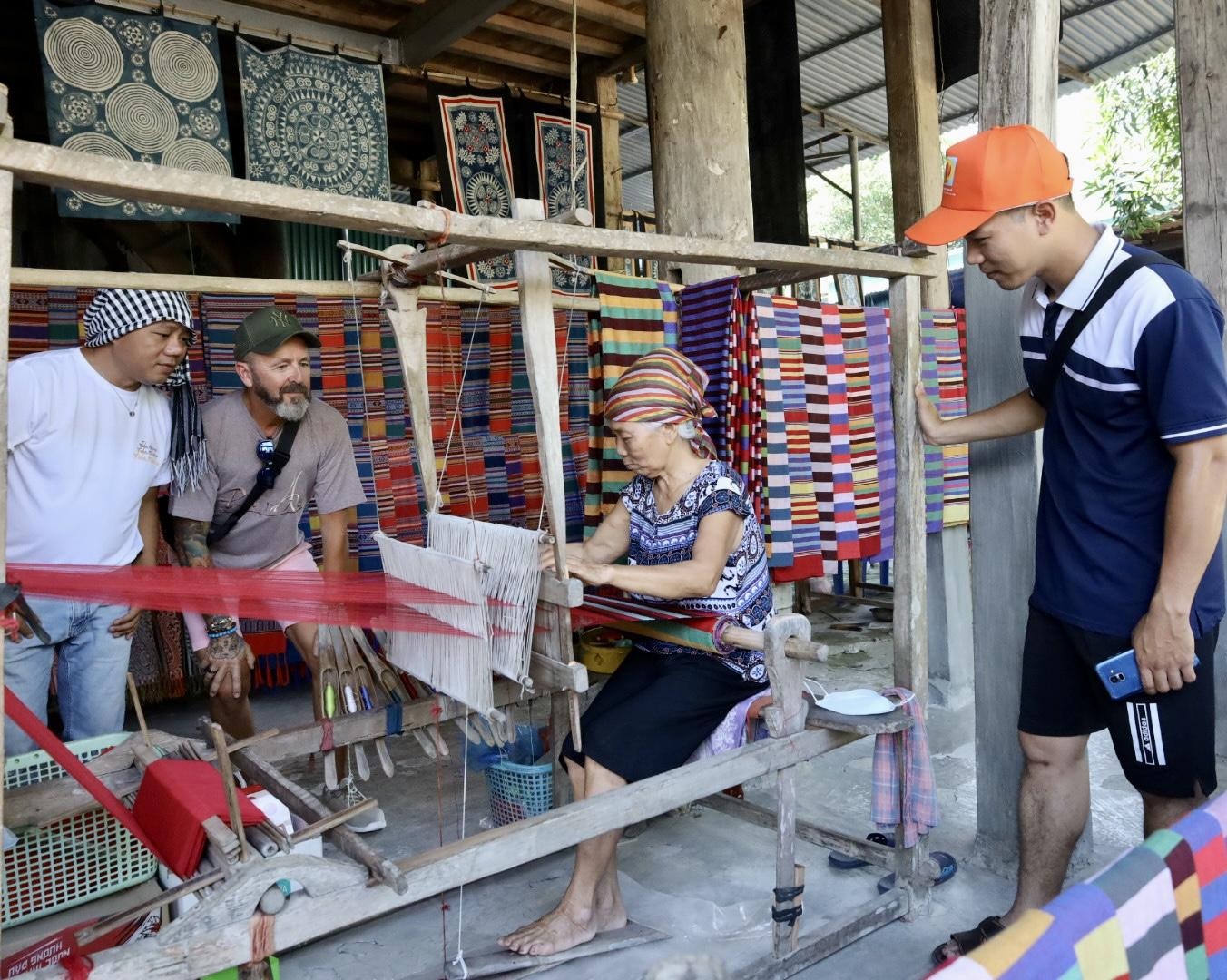 Phát triển du lịch cộng đồng gắn với giữ gìn bản sắc văn hóa tộc người ở Mai Châu (Hòa Bình)