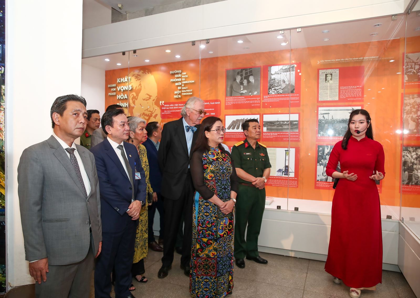 Trưng bày chuyên đề “Đất nước trọn niềm vui”