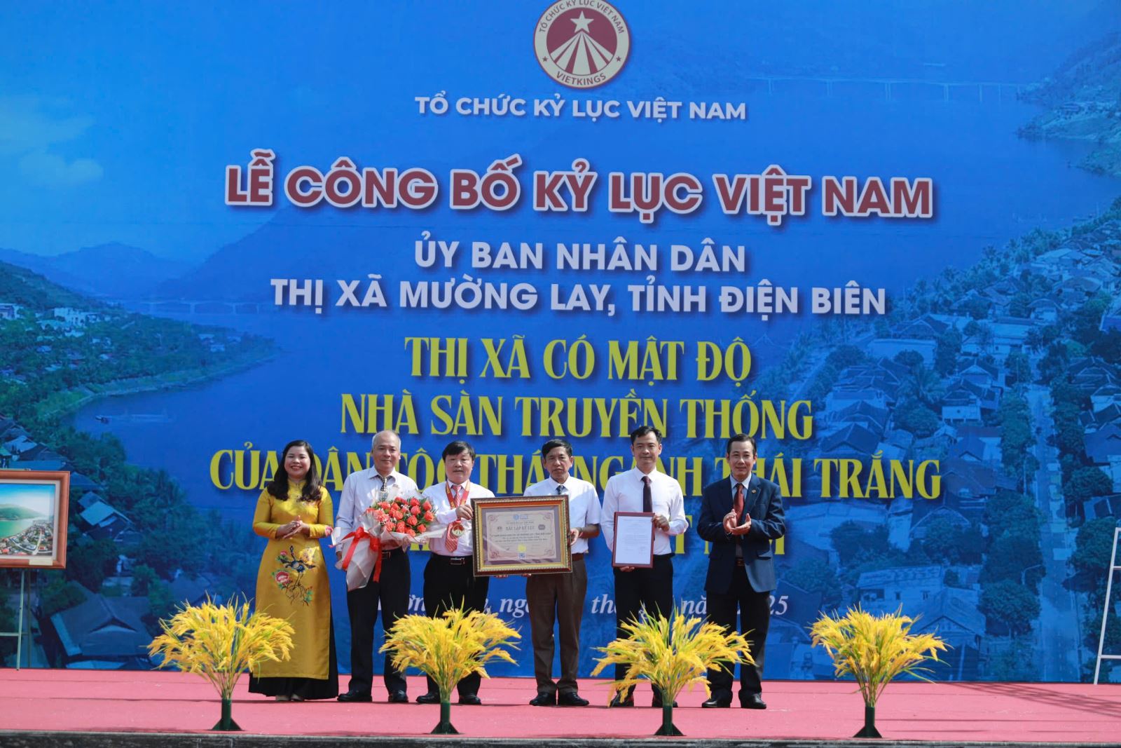 Xác lập Kỷ lục mật độ nhà sàn truyền thống của dân tộc Thái trắng nhiều nhất Việt Nam