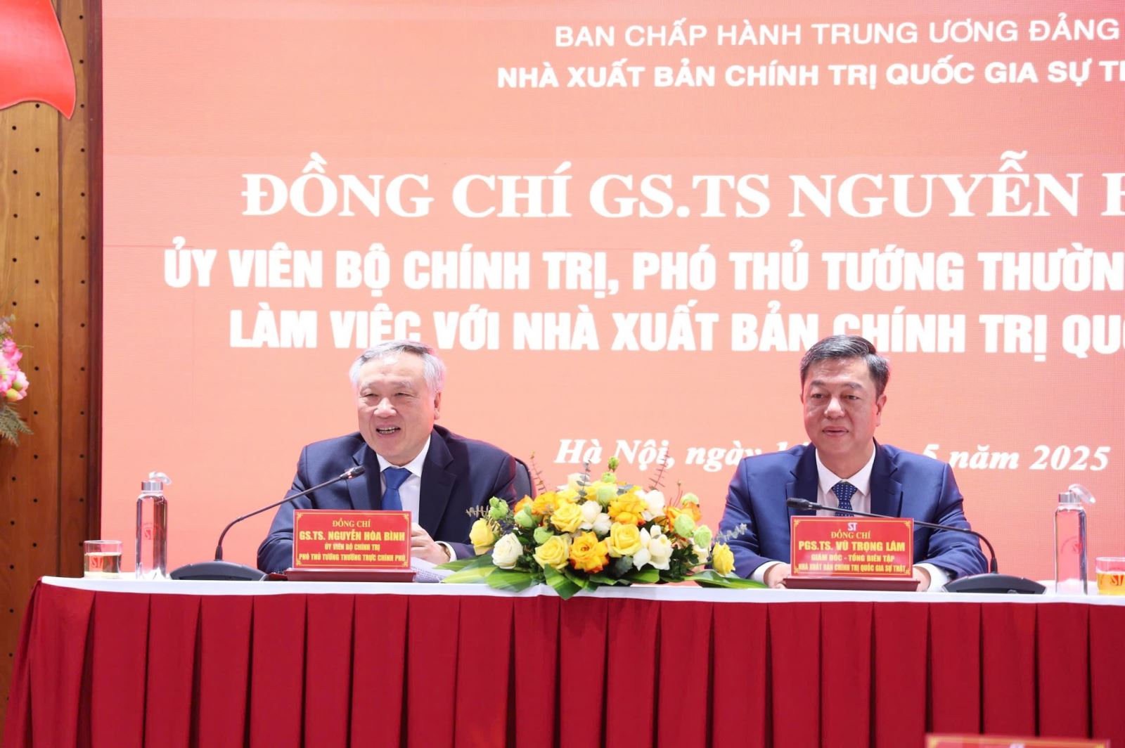 Chiều ngày 14-5, tại Hà Nội, Ủy viên Bộ Chính trị, Phó Thủ tướng Thường trực Chính phủ Nguyễn Hòa Bình đã đến thăm, làm việc với Nhà xuất bản Chính trị quốc gia Sự thật.