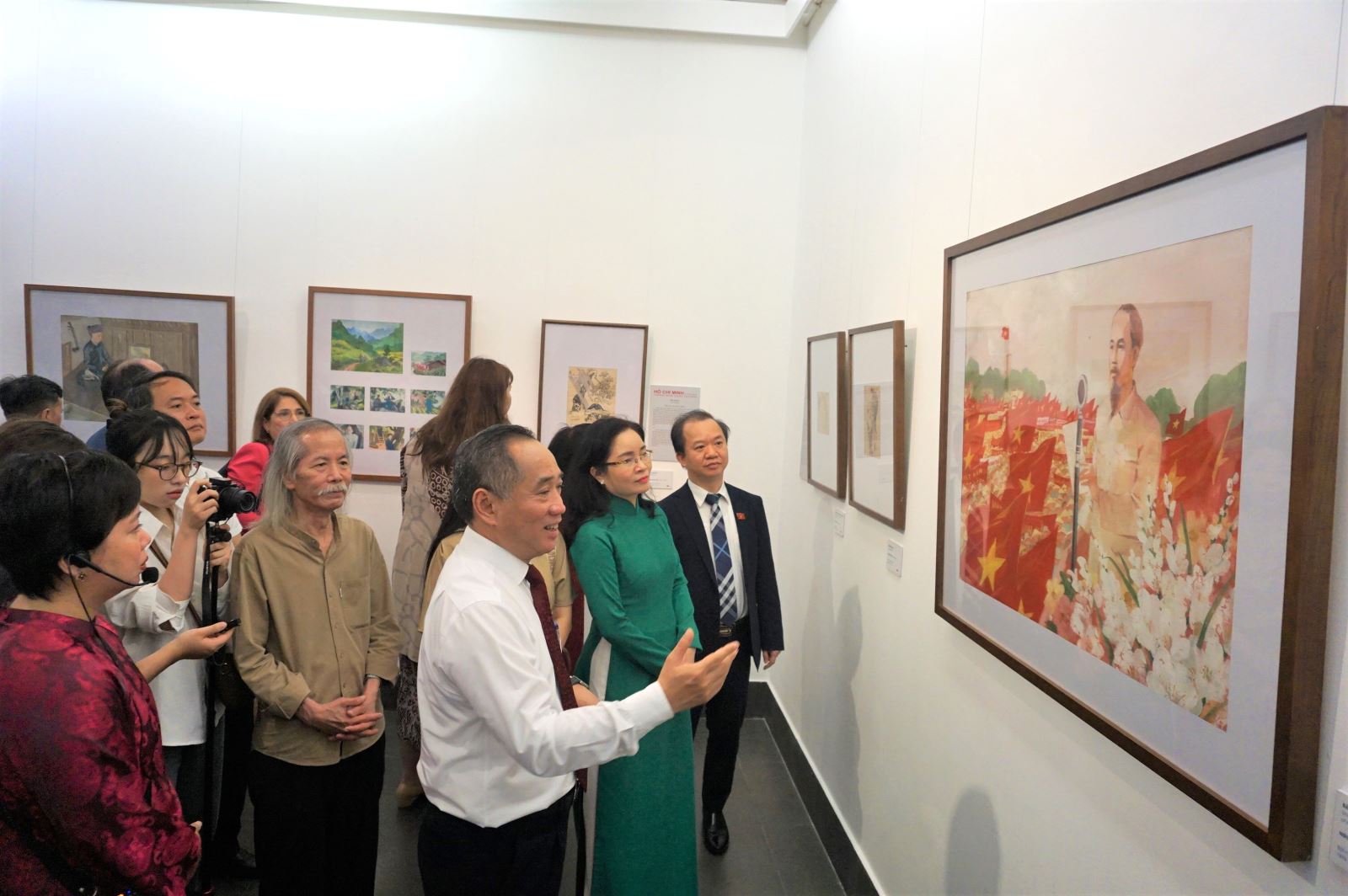 Khai mạc triển lãm “Hồ Chí Minh trong nghệ thuật tạo hình”