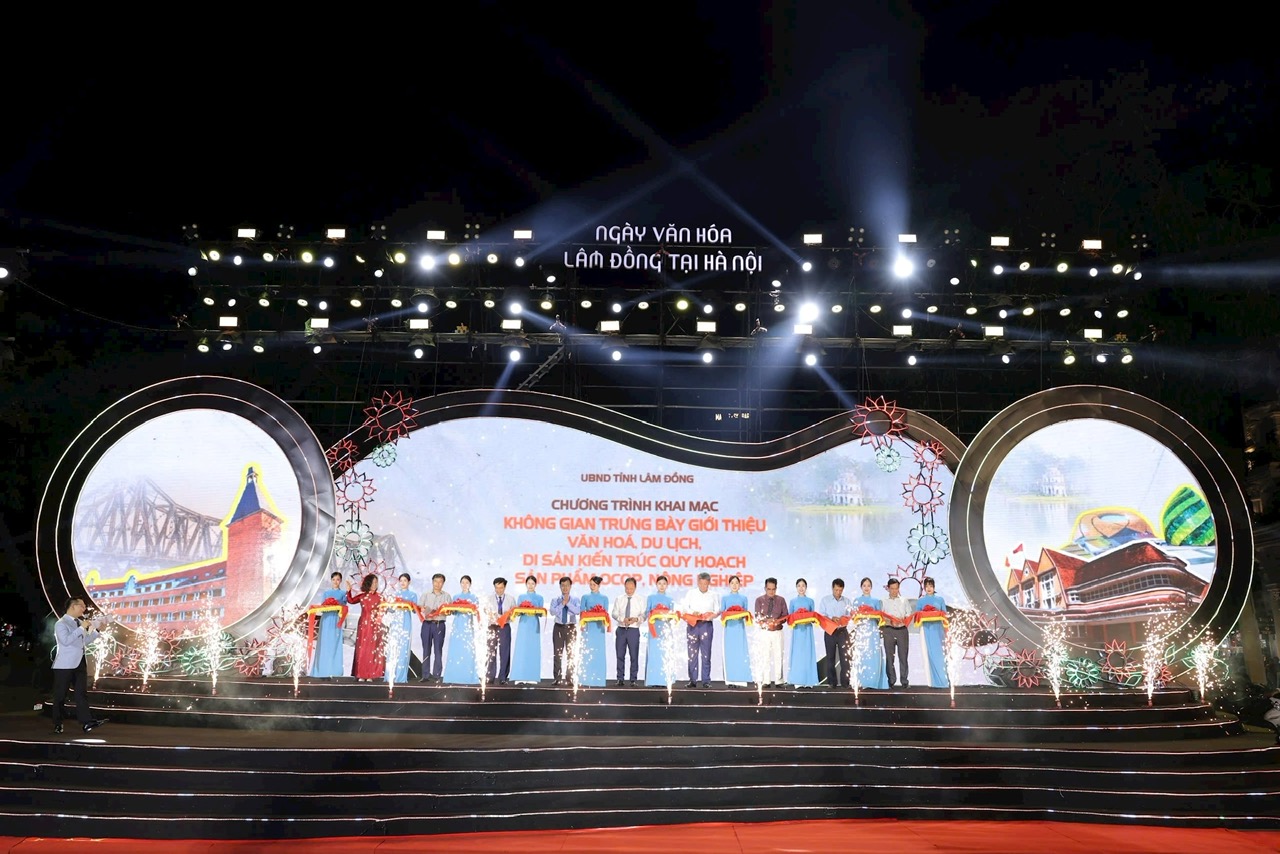 Nằm trong khuôn khổ chương trình "Ngày Văn hóa Lâm Đồng tại Hà Nội năm 2025", tối 16-5, tại không gian đi bộ khu vực hồ Hoàn Kiếm, Hà Nội, đã khai mạc không gian trưng bày giới thiệu văn hóa, du lịch, di sản kiến trúc quy hoạch; sản phẩm OCOP, nông nghiệp của Lâm Đồng. Sự kiện do UBND tỉnh Lâm Đồng và UBND TP Hà Nội phối hợp tổ chức.
