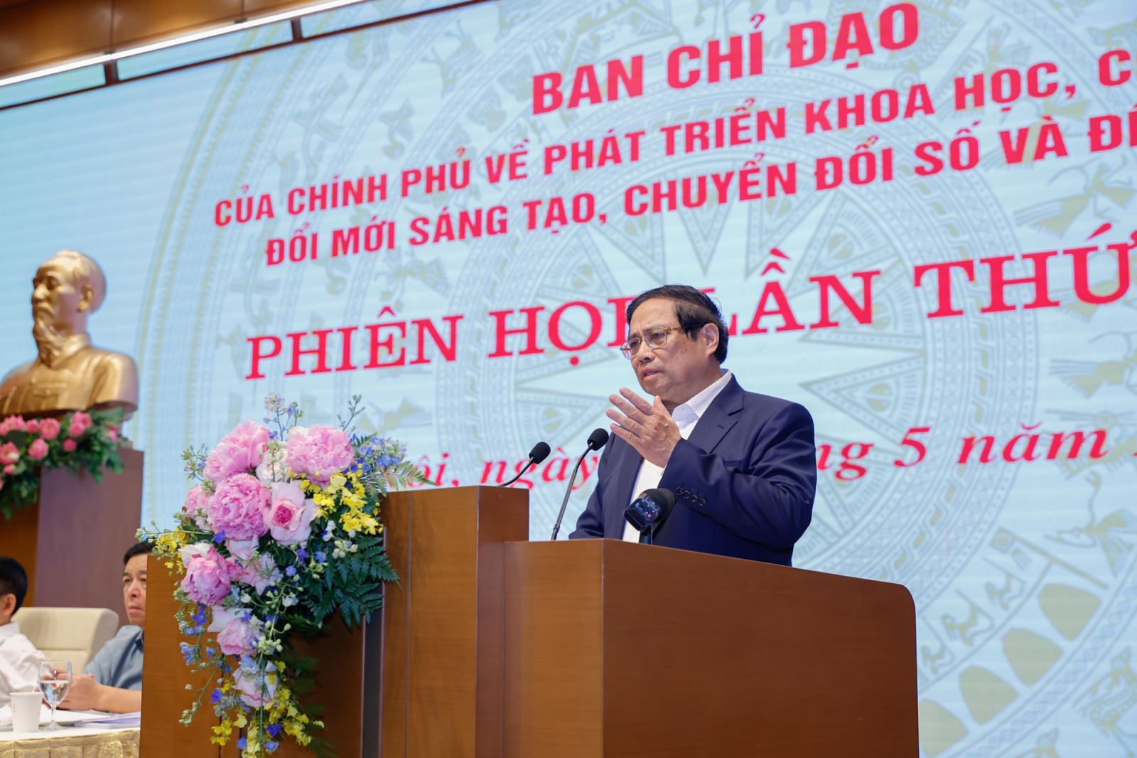 Sáng ngày 17-5, Ban chỉ đạo của Chính phủ về phát triển khoa học, công nghệ, đổi mới sáng tạo, chuyển đổi số và Đề án 06 đã tổ chức phiên họp lần thứ hai tại Trụ sở Chính phủ; phiên họp được kết nối trực tuyến tới các bộ, ban, ngành, cơ quan Trung ương và UBND các tỉnh, thành phố trực thuộc Trung ương. Thủ tướng Phạm Minh Chính, Trưởng Ban Chỉ đạo của Chính phủ chủ trì Phiên họp.