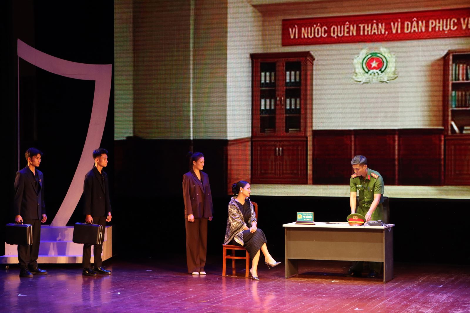 Dấu ấn của đạo diễn Tùng Linh với “Hoàng hôn rực nắng” tại Liên hoan Sân khấu CAND 2025