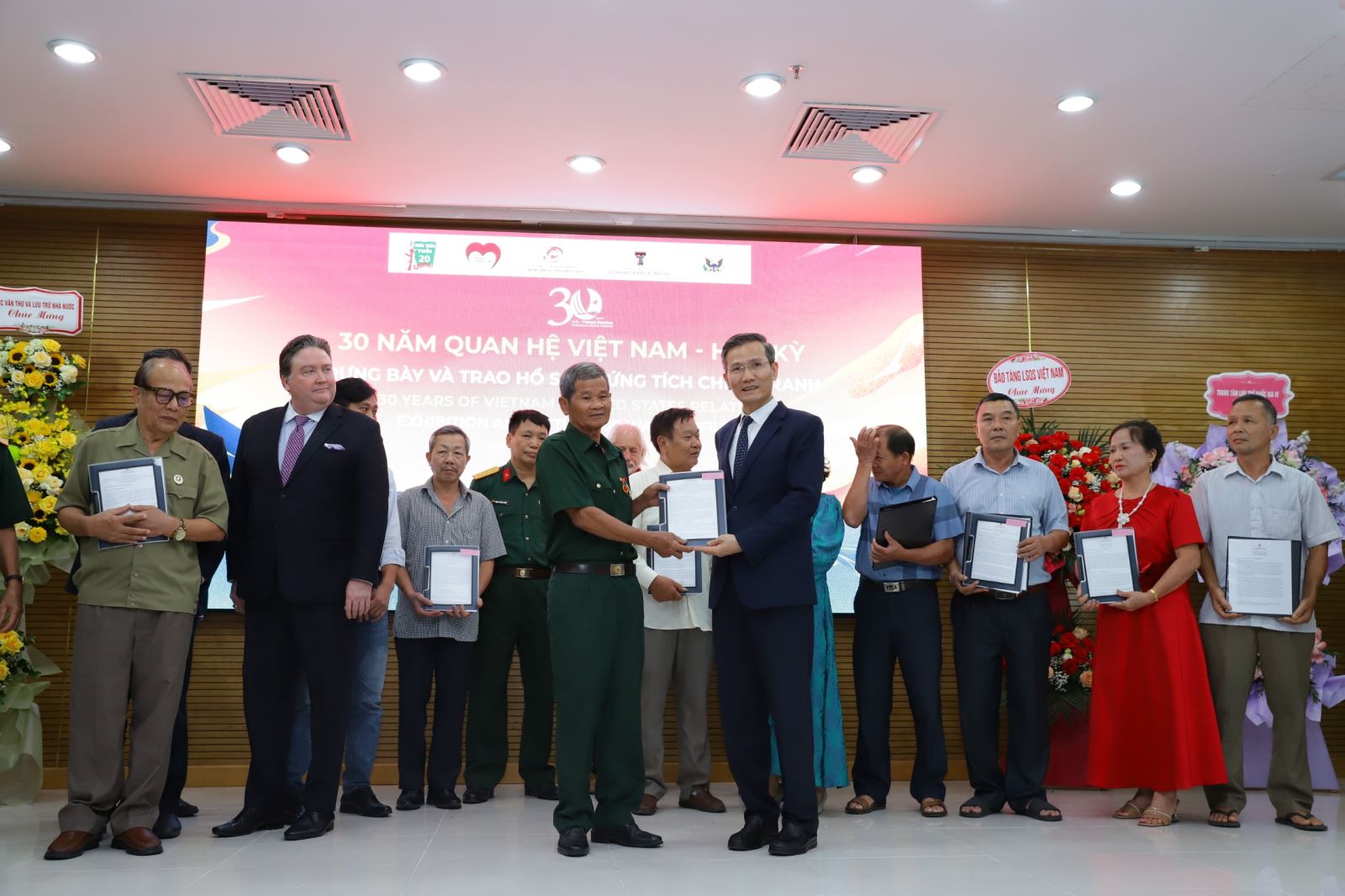 Trưng bày và trao trả hồ sơ chứng tích chiến tranh cho các gia đình liệt sĩ 