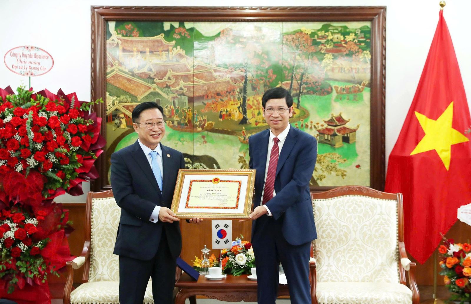 Trao Bằng khen của Bộ trưởng Bộ VHTTDL cho Đại sứ Du lịch Việt Nam tại Hàn Quốc Lý Xương Căn