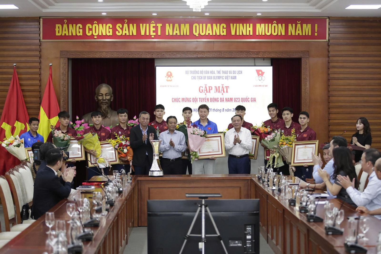 Bộ trưởng Nguyễn Văn Hùng gặp mặt chúc mừng đội tuyển bóng đá Nam U23 Quốc gia 