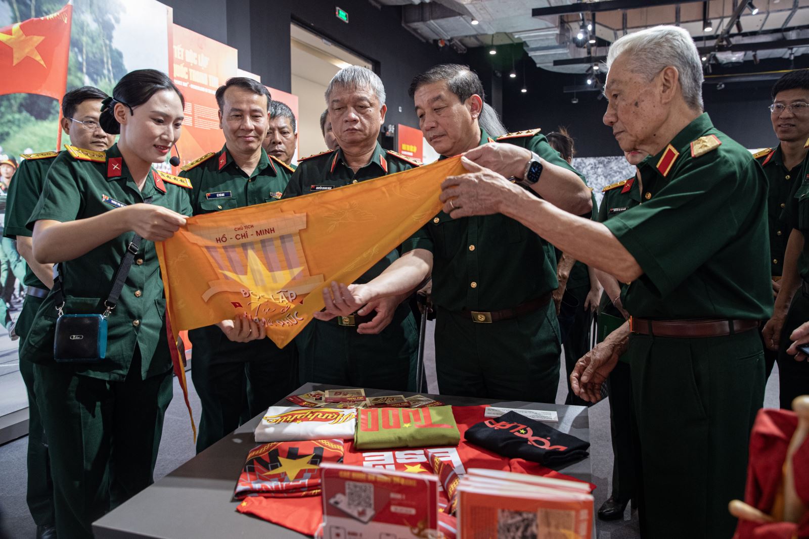 “Triển lãm ‘Giữ trọn lời thề độc lập’: Hồi tưởng mùa thu lịch sử, tiếp nối khát vọng non sông”