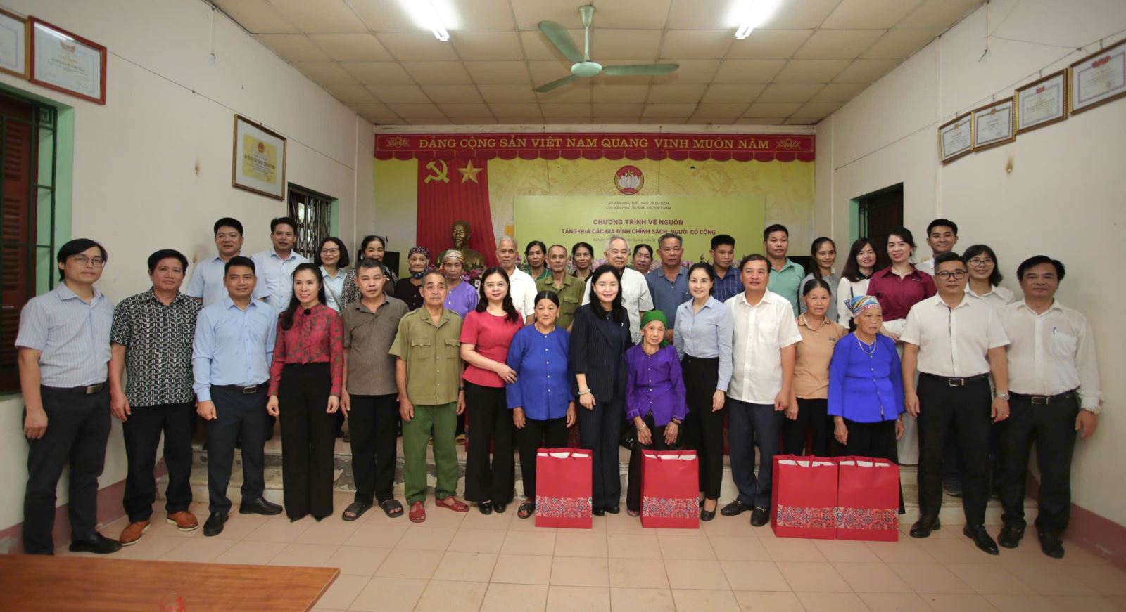 Hướng tới kỷ niệm 80 năm Ngày truyền thống Ngành Văn hóa (28/8/1945 - 28/8/2025), sáng 21-8, tại tỉnh Tuyên Quang, Cục Văn hóa Dân tộc Việt Nam đã tổ chức Chương trình "Về nguồn". Thứ trưởng Bộ VHTTDL Trịnh Thị Thủy tham dự chương trình.