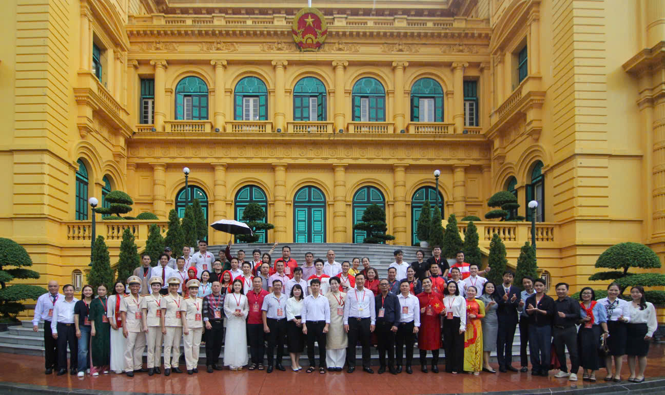 Đoàn đại biểu khối Văn hóa - Thể thao tham gia Lễ diễu binh, diễu hành dâng hương tại Khu Di tích Chủ tịch Hồ Chí Minh