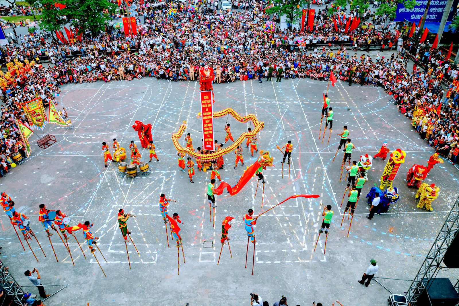 Đời sống văn hóa cơ sở từ lâu đã được coi là nền tảng tinh thần của xã hội, là nơi gieo mầm những giá trị, chuẩn mực và niềm tin làm nên sức mạnh bền bỉ của dân tộc Việt Nam. Bước vào kỷ nguyên mới, khi đất nước đang tiến hành những cải cách mạnh mẽ về thể chế và bộ máy hành chính – nhất là mô hình chính quyền địa phương 2 cấp – đời sống văn hóa cơ sở đứng trước những vận hội chưa từng có. Những chủ trương lớn như Nghị quyết 57 về phát triển khoa học, công nghệ và đổi mới sáng tạo, hay Nghị quyết 68 về phát triển kinh tế tư nhân như một động lực quan trọng của nền kinh tế thị trường định hướng xã hội chủ nghĩa, đang mở ra không gian và nguồn lực mới cho văn hóa ở tận cùng cộng đồng.