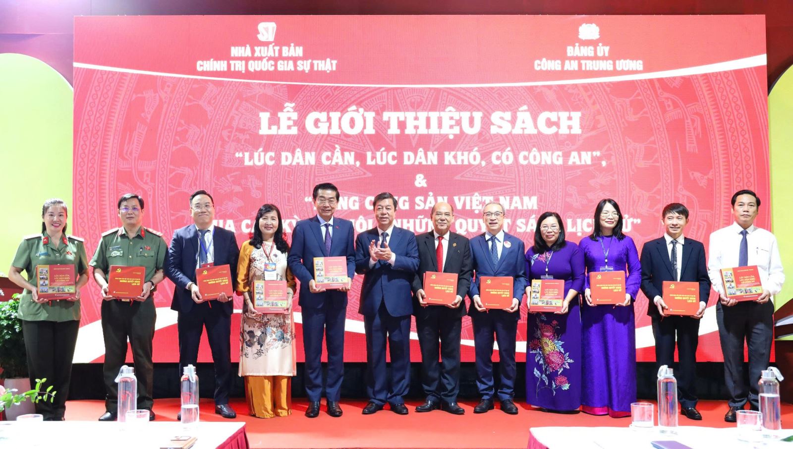 Ra mắt sách “Lúc dân cần, lúc dân khó, có Công an” và “Đảng Cộng sản Việt Nam qua các kỳ đại hội - Những quyết sách lịch sử”