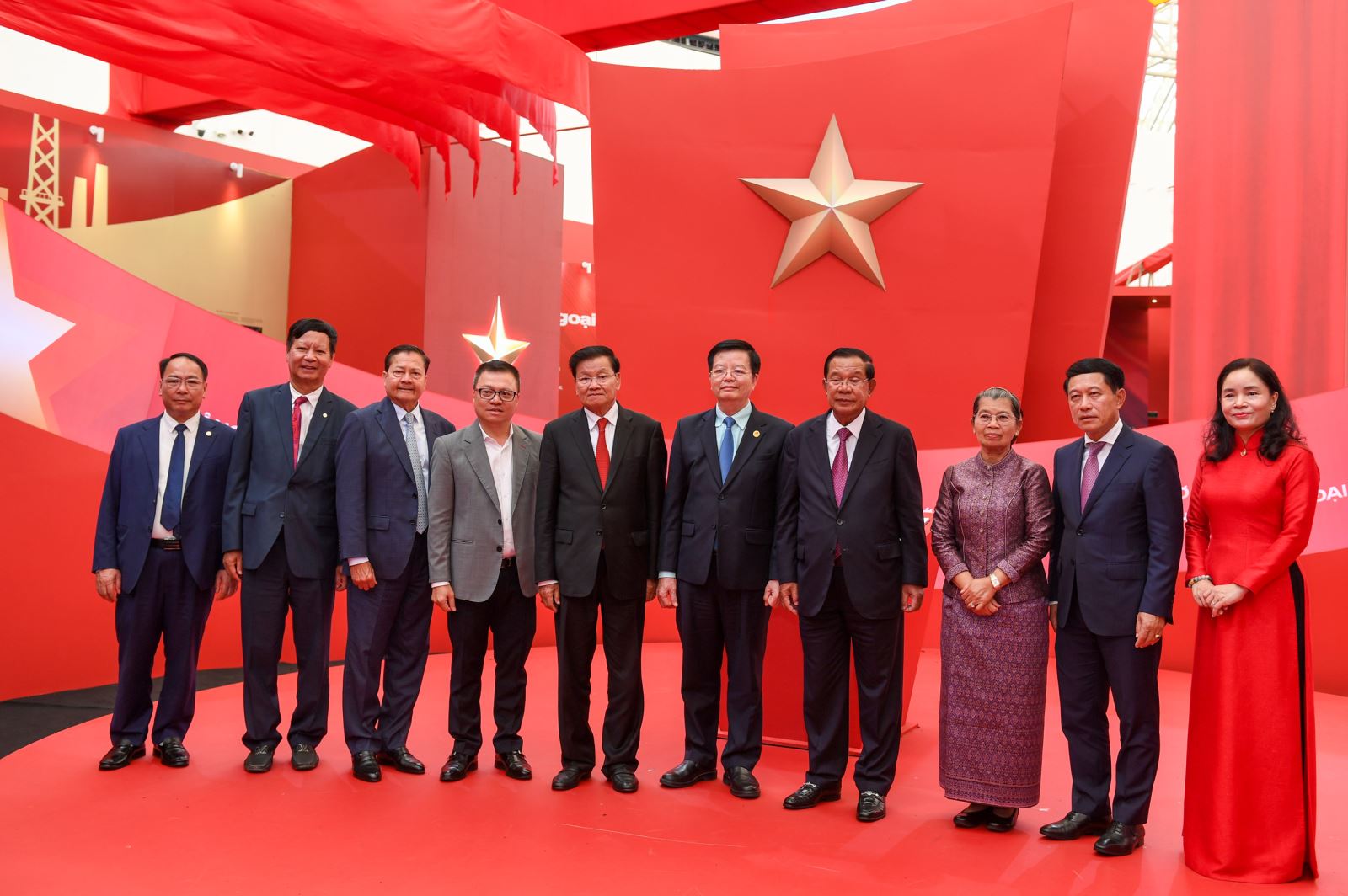 Lãnh đạo cấp cao hai nước Lào và Campuchia tham quan Triển lãm Thành tựu đất nước