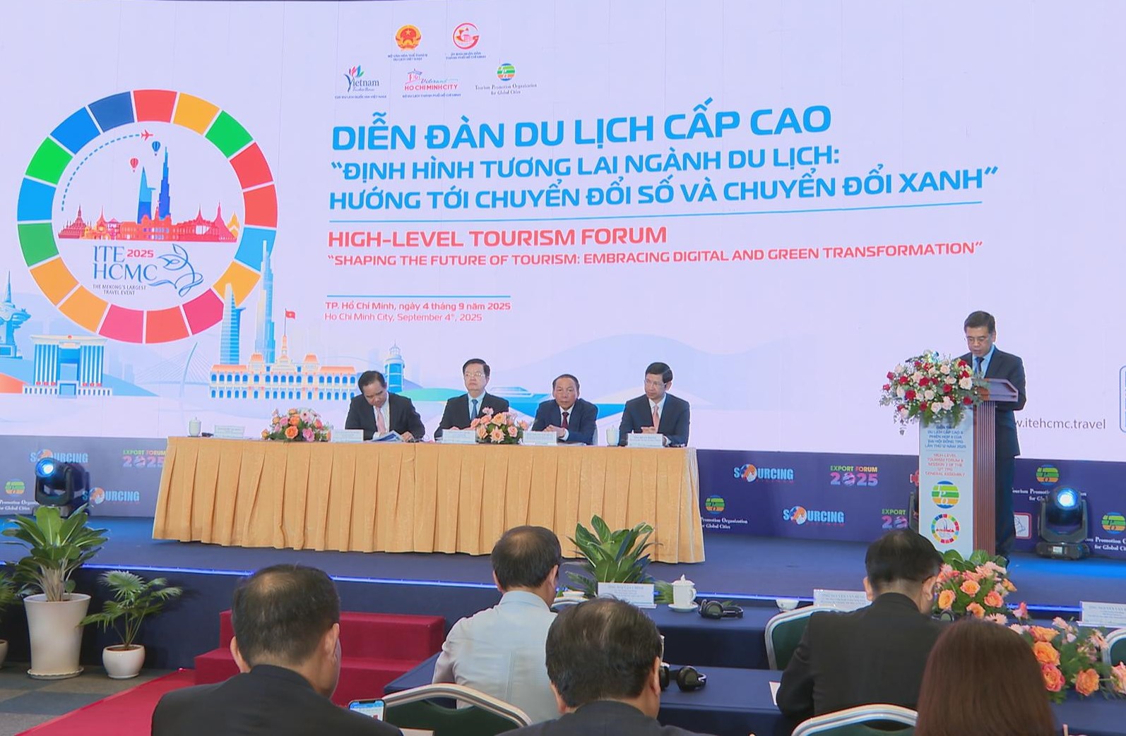 “Định hình tương lai ngành du lịch: Hướng tới chuyển đổi số và chuyển đổi xanh”