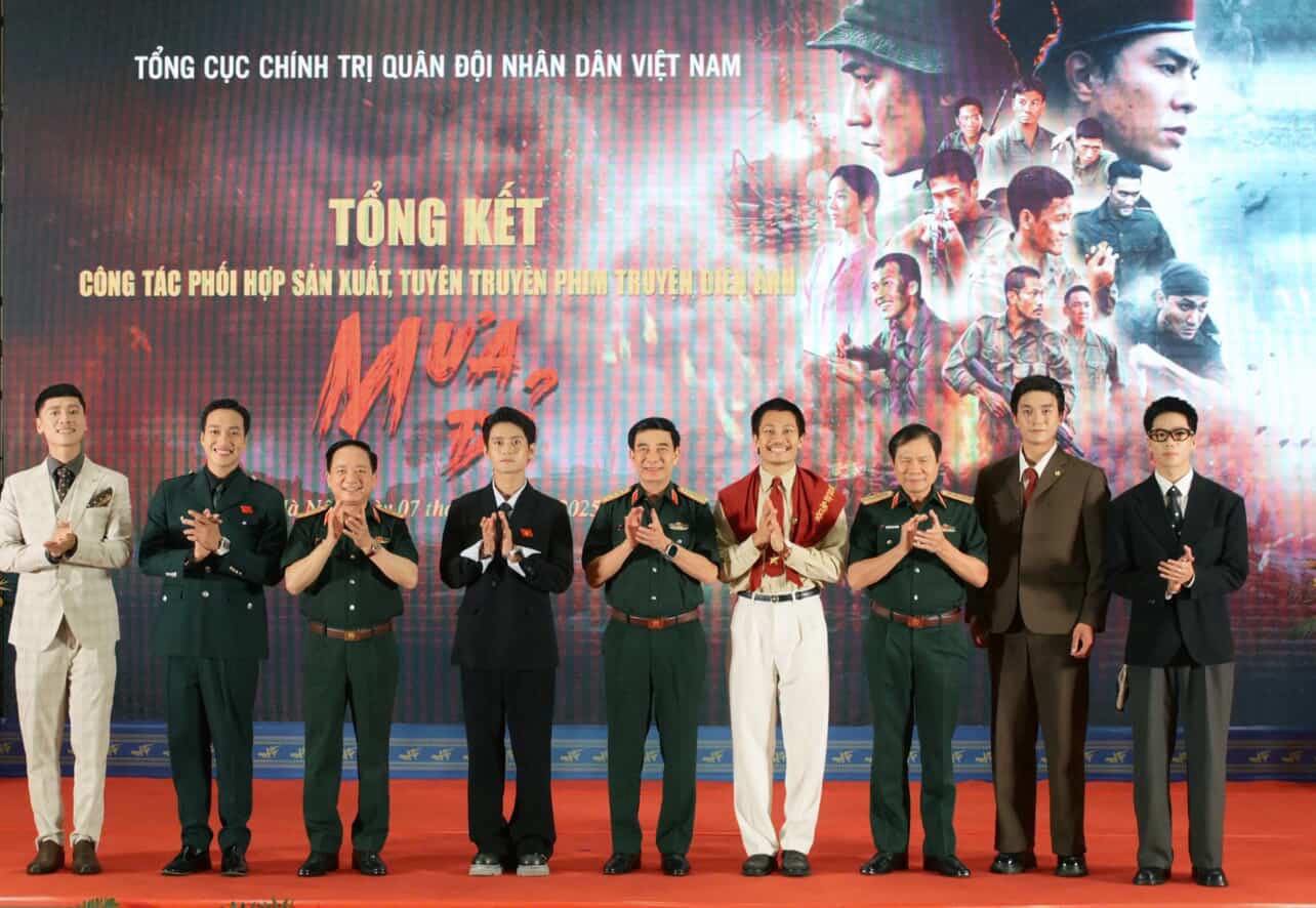 Đoàn làm phim “Mưa đỏ” được nhận Bằng khen của Bộ trưởng Bộ Quốc phòng và Tổng cục Chính trị QĐND Việt Nam