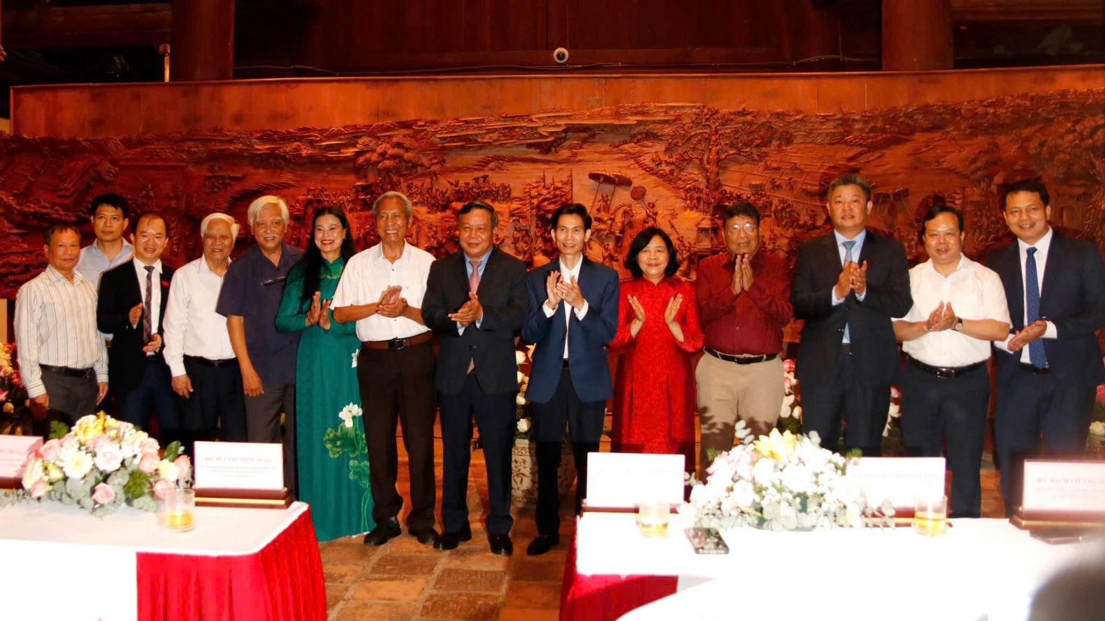 Trung tâm Hoạt động VHKH Văn Miếu – Quốc Tử Giám (Hà Nội) đón nhận  tranh gỗ “Vinh quy bái tổ”