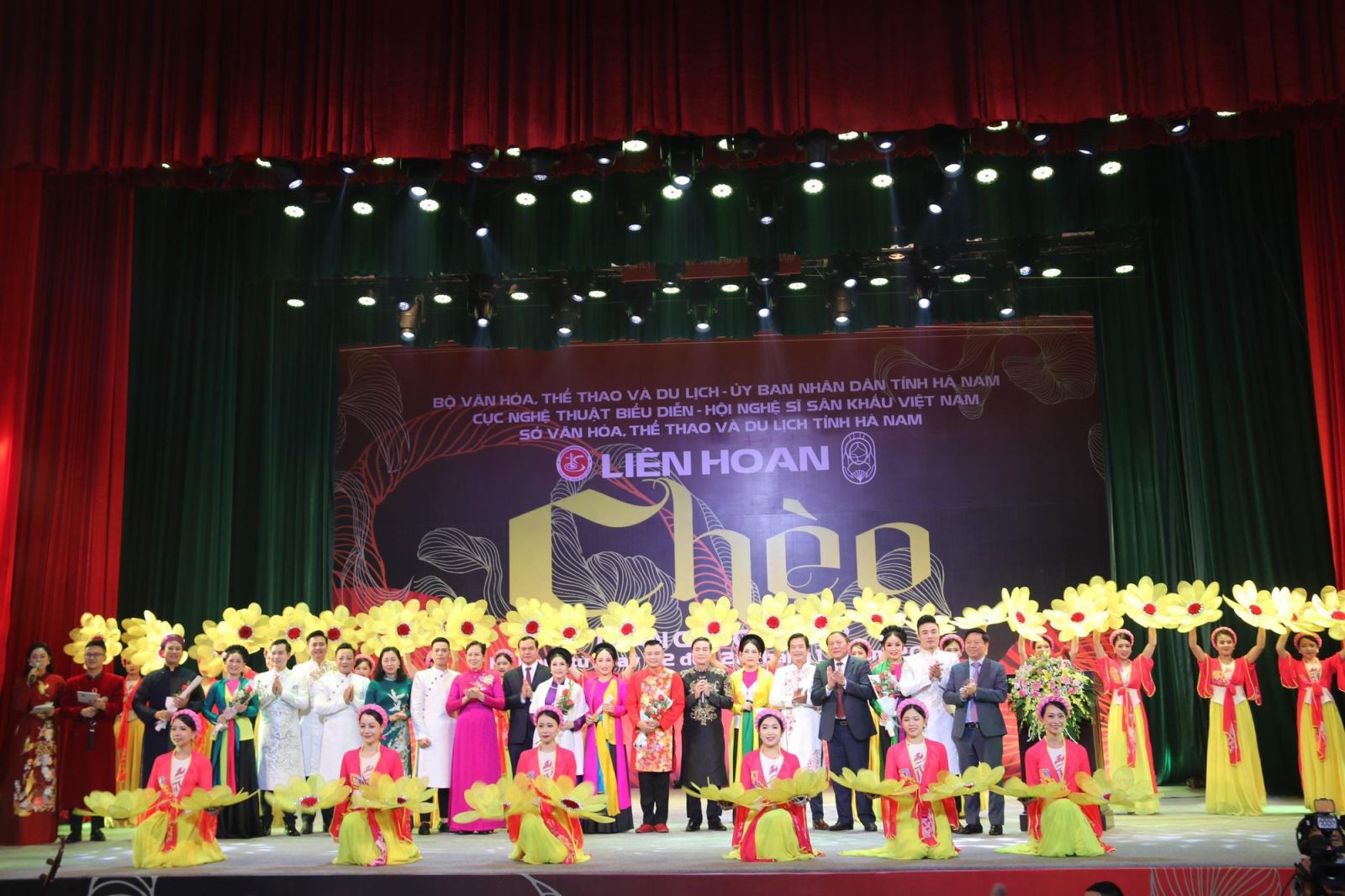 Từ 20-10 đến 2-11, “Liên hoan Chèo toàn quốc - 2025” sẽ được diễn ra tại Trung tâm Văn hóa - Triển lãm tỉnh Bắc Ninh (đường Nguyễn Thị Định, phường Bắc Giang, tỉnh Bắc Ninh). Liên hoan do Cục Nghệ thuật biểu diễn chủ trì, phối hợp với Hội Nghệ sĩ Sân khấu Việt Nam, Sở VHTTDL tỉnh Bắc Ninh và các đơn vị có liên quan thực hiện.