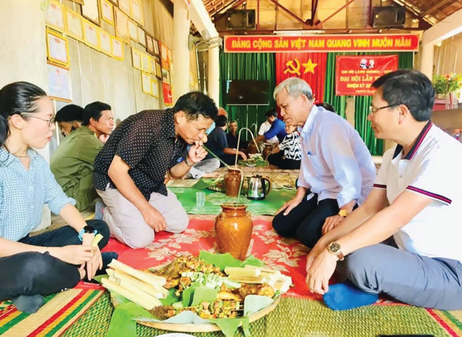 Làng Mơ Hra-Đáp (xã Kông Lơng Khơng, tỉnh Gia Lai) là ngôi làng giàu bản sắc của người đồng bào dân tộc Bahnar sinh sống lâu đời còn giữ những giá trị văn hóa truyền thống từ xa xưa. Nơi đây còn được biết đến là một điểm du lịch cộng đồng mang đến những trải nghiệm văn hóa và ẩm thực độc đáo.