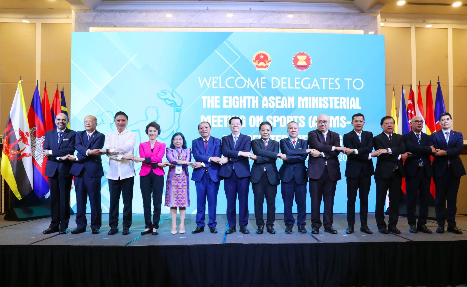 Sáng 16-10, tại Hà Nội đã diễn ra lễ khai mạc Hội nghị Bộ trưởng ASEAN về Thể thao lần thứ 8. Hội nghị tập trung thảo luận nhiều nội dung quan trọng, phản ánh toàn diện sự phát triển thể thao khu vực trong giai đoạn mới. Phó Thủ tướng Chính phủ Mai Văn Chính dự và phát biểu chỉ đạo Hội nghị. 