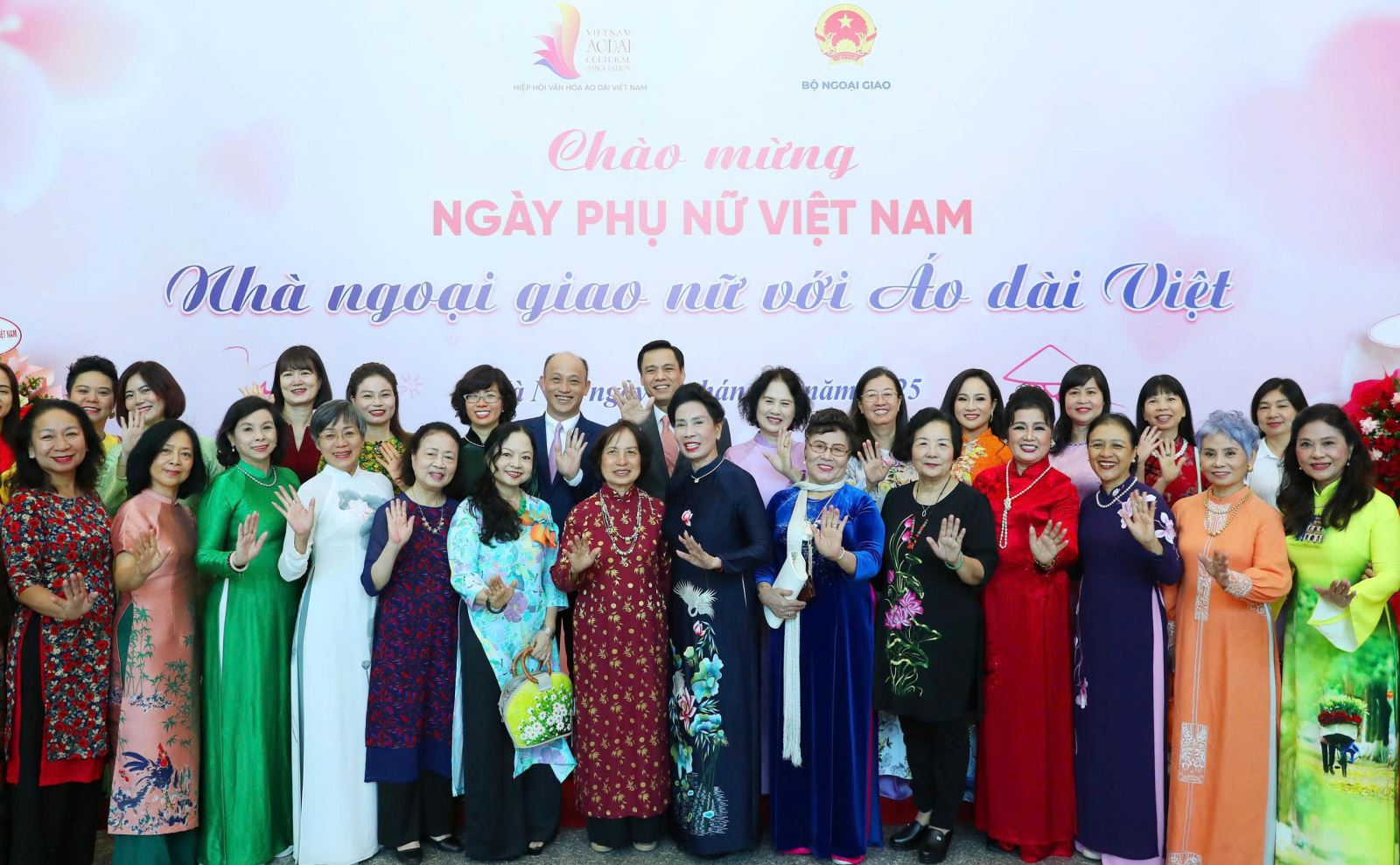 Chương trình “Nhà Ngoại giao nữ với Áo dài Việt”: tôn vinh vẻ đẹp của các nữ ngoại giao Việt Nam trong tà áo dài truyền thống 