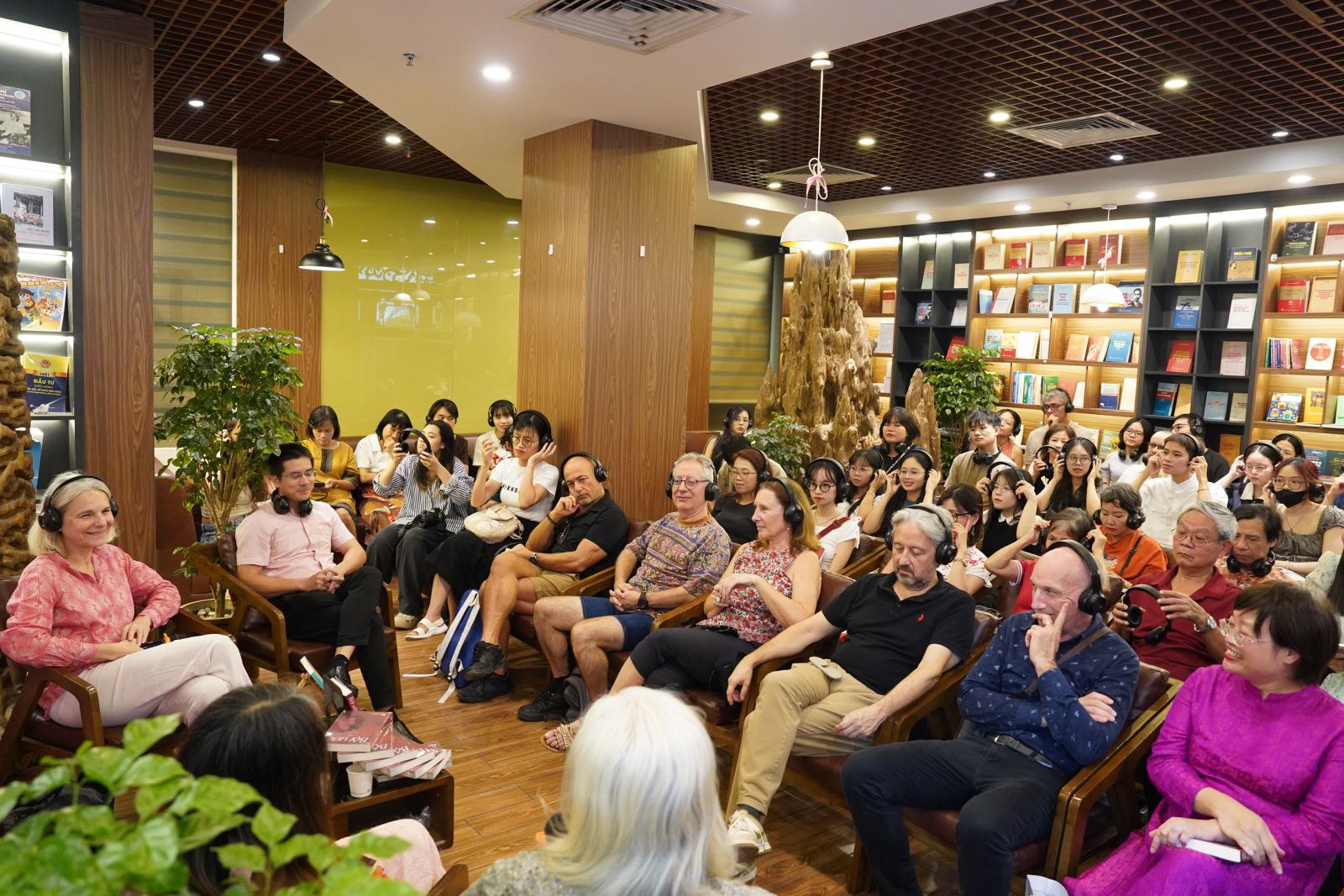 Nữ văn sĩ Pháp Camille Laurens giao lưu cùng độc giả Việt Nam