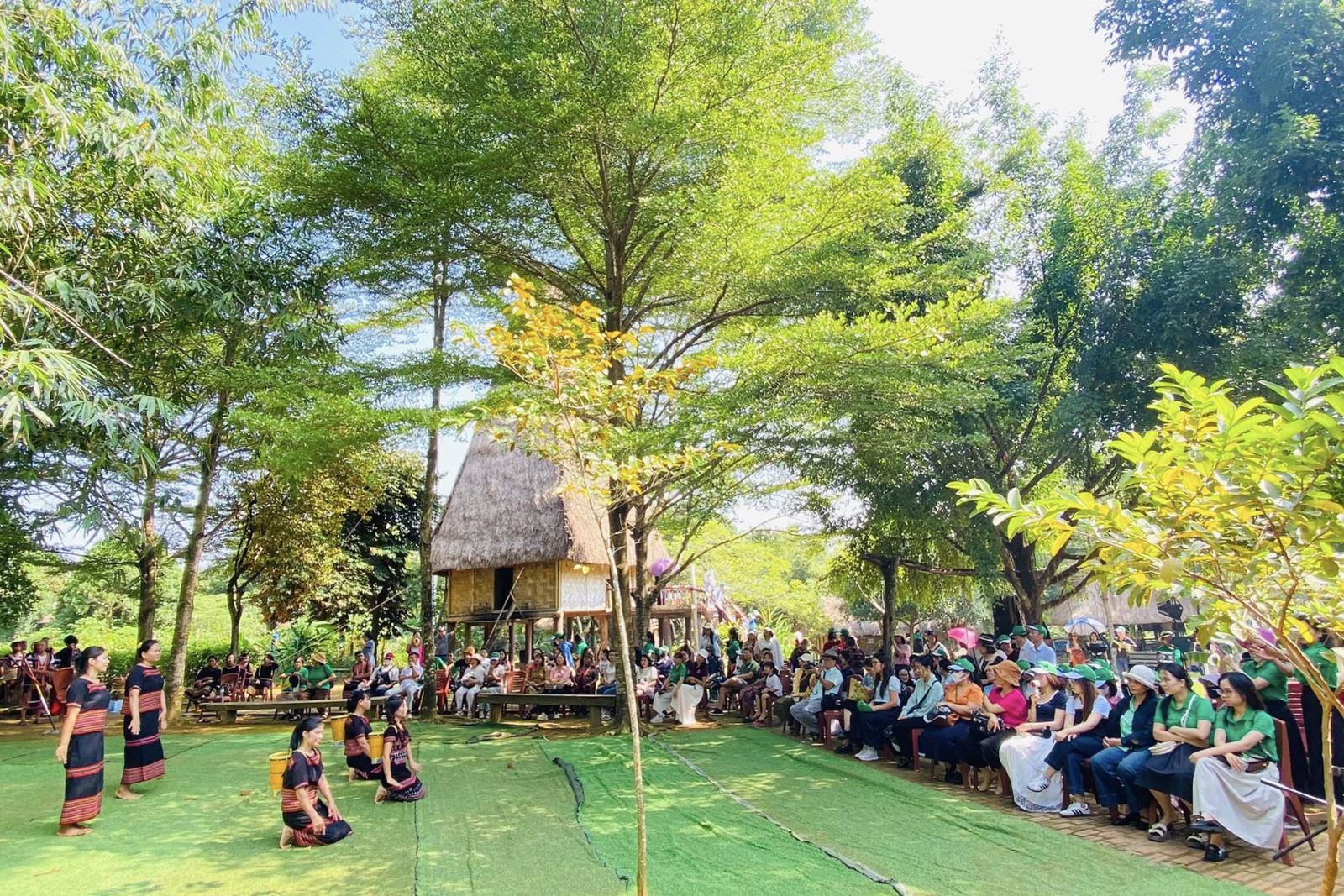  Các hoạt động tháng 11 “Đại đoàn kết - Tinh hoa văn hóa các dân tộc Việt Nam”  tại Làng Văn hóa - Du lịch các dân tộc Việt Nam