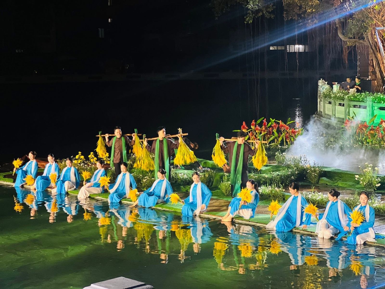 Tà áo dài Việt Nam thăng hoa giữa không gian di sản Văn Miếu – Quốc Tử Giám