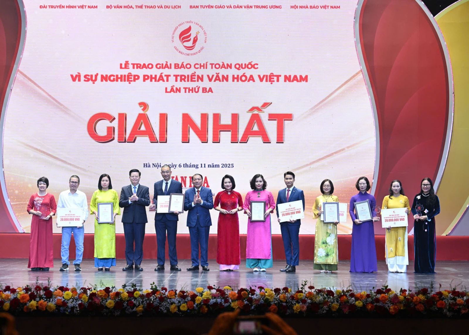 Tôn vinh những đóng góp của các tập thể, cá nhân đội ngũ những người làm báo 