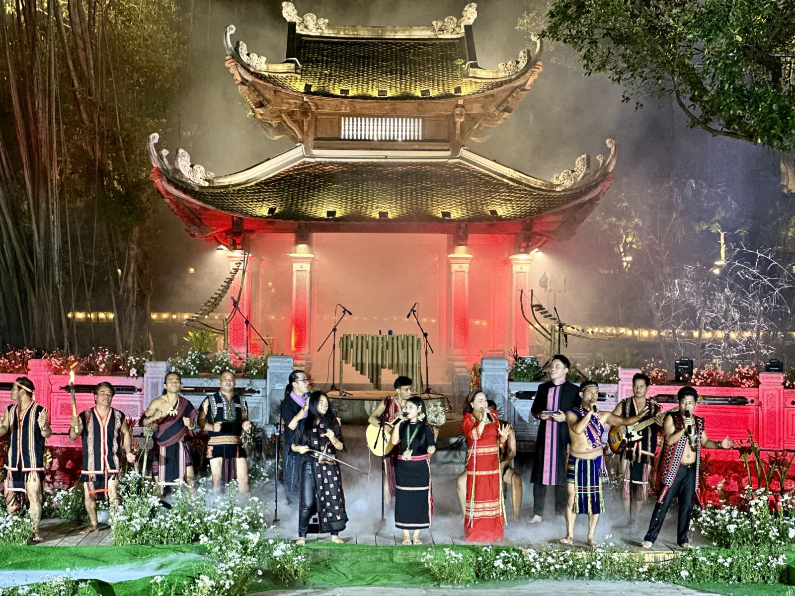 Tối 6-11, không gian Hồ Văn (thuộc Di tích Văn Miếu - Quốc Tử Giám, Hà Nội) trở nên rực rỡ và sống động với chương trình nghệ thuật “Sông Hồng gọi - Đại ngàn reo”. Đây là hoạt động đặc biệt kỷ niệm 20 năm Không gian Văn hóa Cồng chiêng Tây Nguyên được UNESCO công nhận là Kiệt tác truyền khẩu và Di sản văn hóa phi vật thể của nhân loại (25/11/2005 - 25/11/2025).