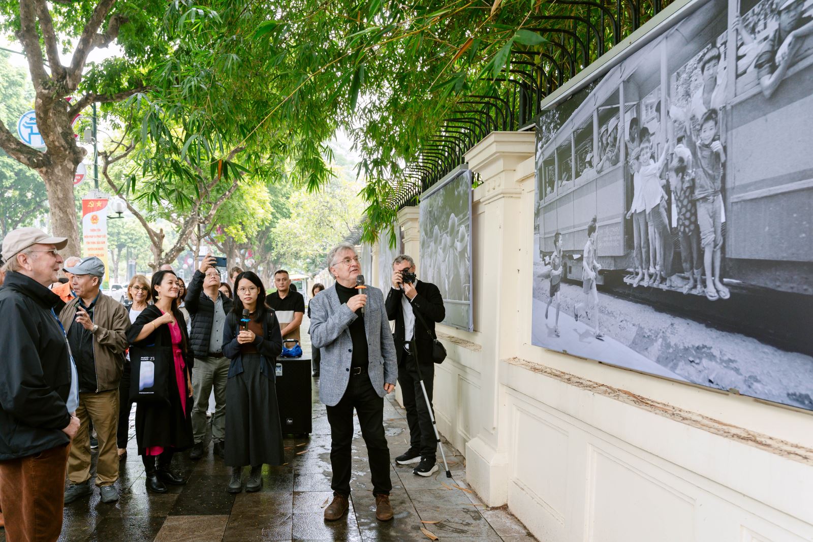 Triển lãm “Giao điểm Việt Nam” – Không gian hoài niệm về cuộc sống và con người Việt Nam