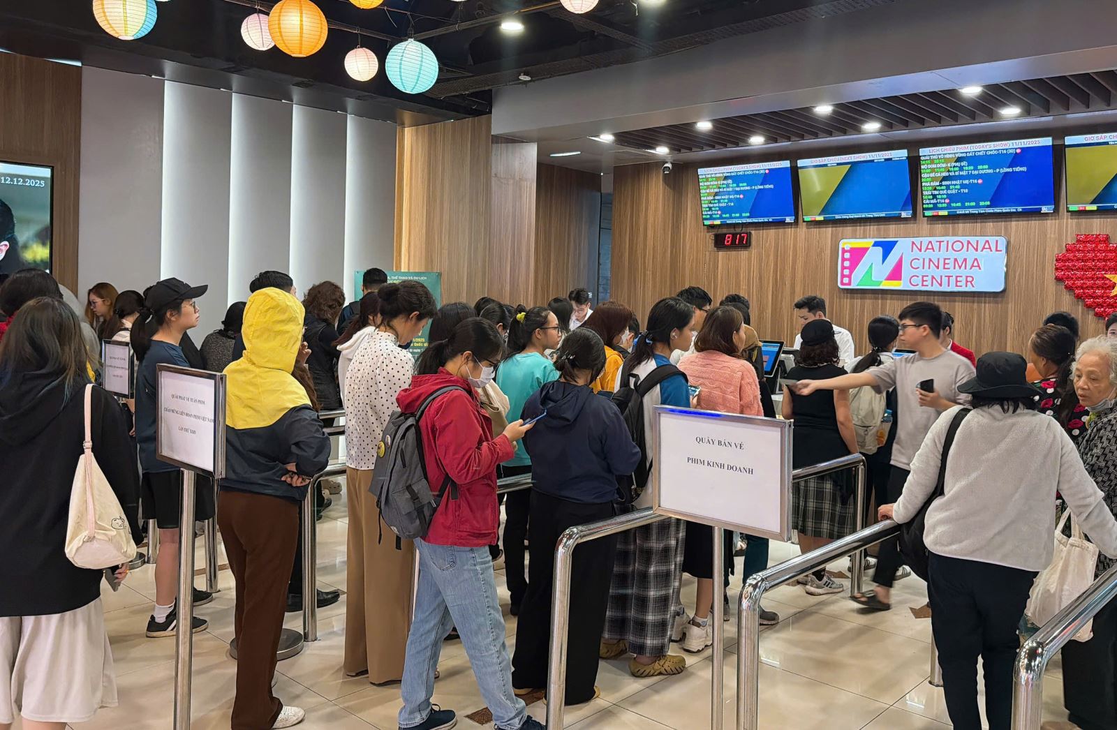 Tuần phim chào mừng Liên hoan Phim (LHP) Việt Nam lần thứ XXIV sẽ diễn ra từ ngày 15 đến 20-11 trên cả nước. Khán giả có cơ hội để xem lại 19 bộ phim truyện yêu thích được trình chiếu trong dịp này như “Mưa đỏ”; “Đào, phở và piano”; “Tôi thấy hoa vàng trên cỏ xanh”… và cả những bộ phim kinh điển của điện ảnh Việt Nam như “Chim vành khuyên”; “Vợ chồng A Phủ”; “Sao tháng Tám”; “Vĩ tuyến 17 ngày và đêm”.