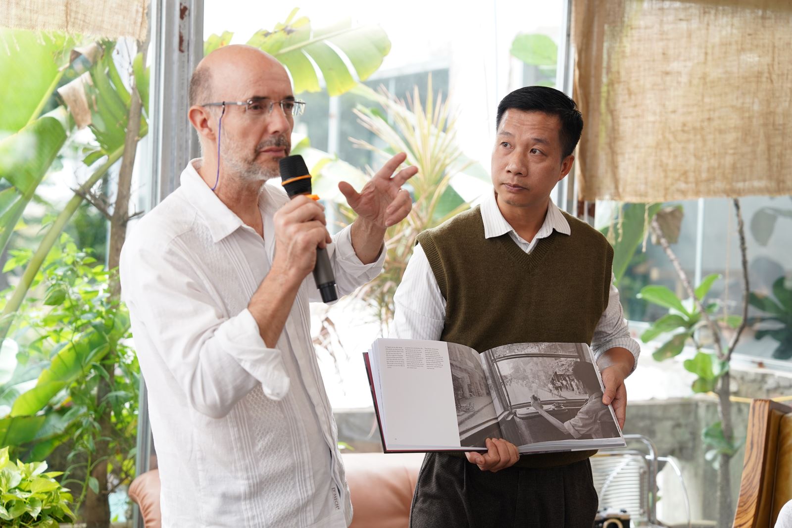 Sáng 11-11, tại Hà Nội đã diễn ra buổi tọa đàm, ra mắt sách ảnh “Hà Nội 1987” do Viện Pháp tại Việt Nam, Công ty Văn hóa Truyền thông Nhã Nam và Nhà xuất bản Thông tấn tổ chức với sự tham dự của chính tác giả - nhiếp ảnh gia Jean-Charles Sarrazin.