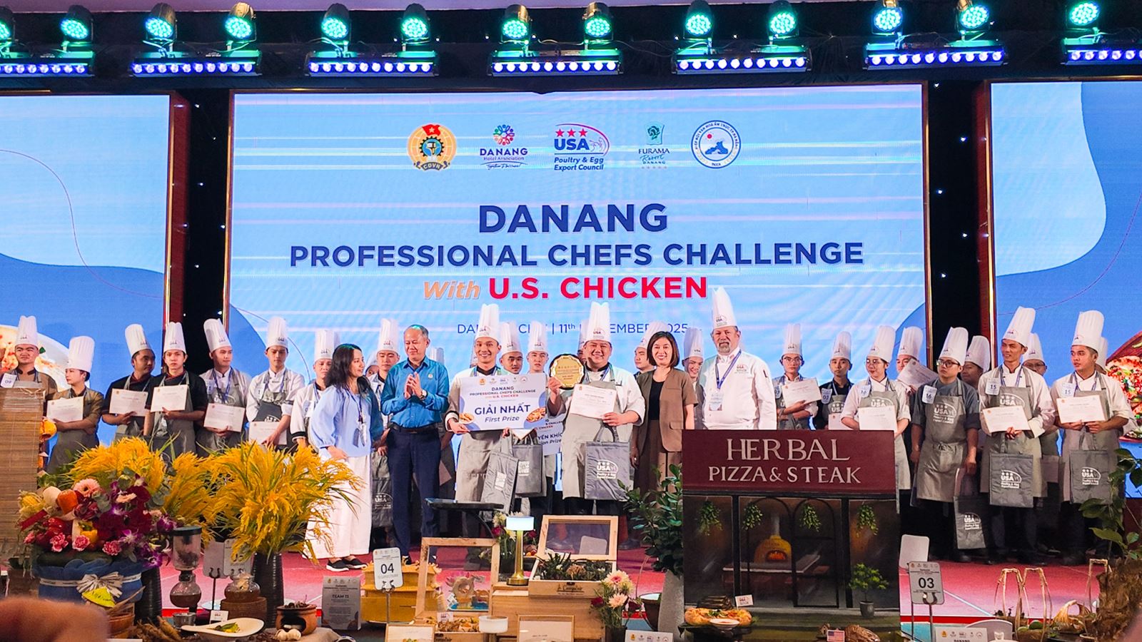 Sáng 11-11-2025, tại Cung Hội nghị Quốc tế ICP, Furama Resort Đà Nẵng, “Cuộc thi Đầu bếp chuyên nghiệp Đà Nẵng 2025” lần thứ 5 cùng Hội thảo Chiến lược ngành Khách sạn chính thức được tổ chức. Sự kiện là cầu nối giữa du lịch và ẩm thực, góp phần nâng cao năng lực nghề nghiệp đồng thời định hướng chiến lược phát triển bền vững cho ngành khách sạn - du lịch Việt Nam.