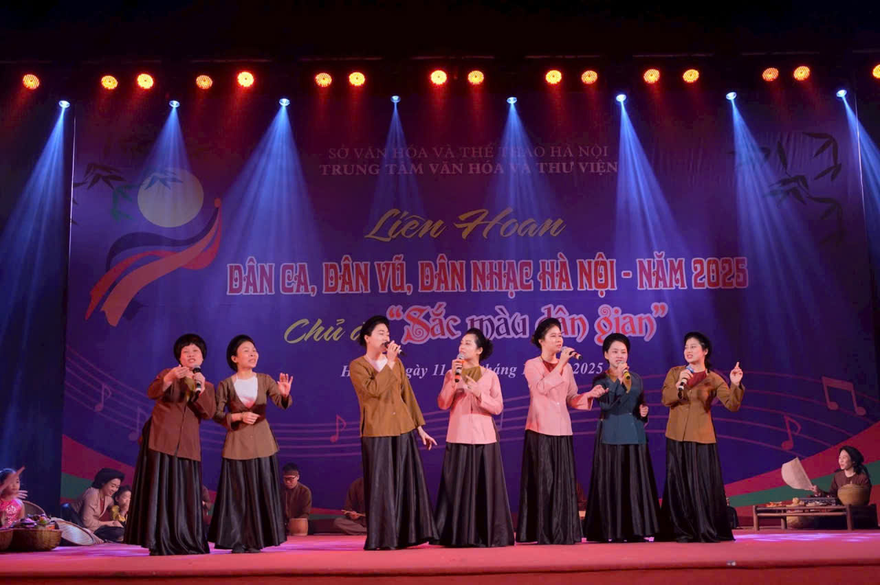 Từ ngày 11 đến 16-11, tại Trung tâm Văn hóa và Thư viện Hà Nội (số 7 Phùng Hưng, Hà Đông), Sở VHTT Hà Nội tổ chức chung khảo Liên hoan dân ca, dân vũ, dân nhạc Hà Nội năm 2025 với chủ đề “Sắc màu dân gian”.