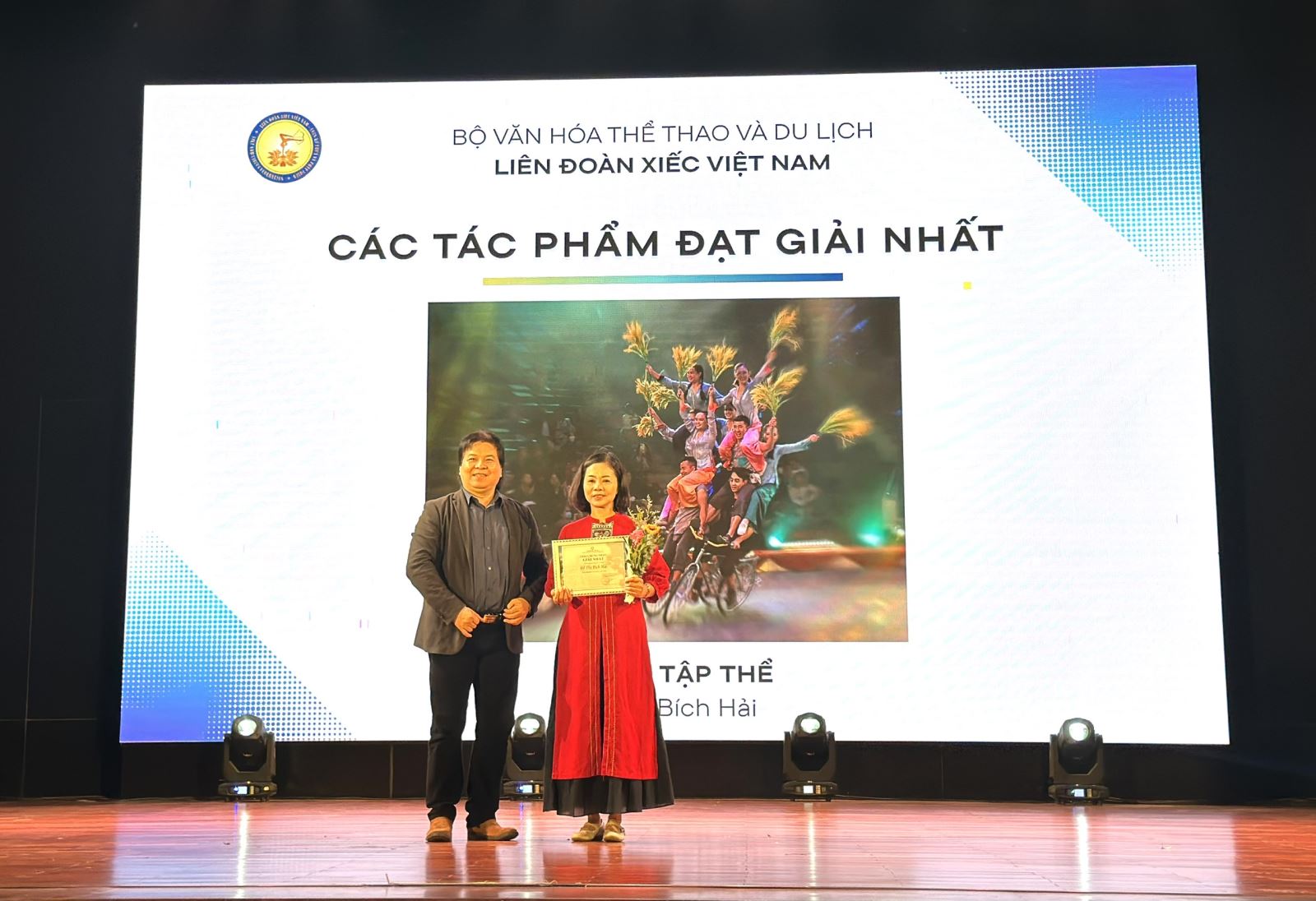 Sáng ngày 15-11, tại Rạp Xiếc Trung ương (Hà Nội), Liên đoàn Xiếc Việt Nam đã long trọng tổ chức lễ trao giải và khai mạc triển lãm “Cuộc thi ảnh Nghệ thuật Xiếc Việt Nam 2025”, mở đầu cho sân chơi nhiếp ảnh xiếc cấp quốc gia và quốc tế lần đầu tiên được tổ chức. Sự kiện này đánh dấu một bước ngoặt quan trọng đối với Liên đoàn, khi cuộc thi được kỳ vọng trở thành hoạt động thường niên, một không gian sáng tạo nơi nhiếp ảnh gia và nghệ sĩ xiếc giao thoa, lan tỏa vẻ đẹp đầy mạo hiểm và cảm xúc của nghệ thuật xiếc tới công chúng.