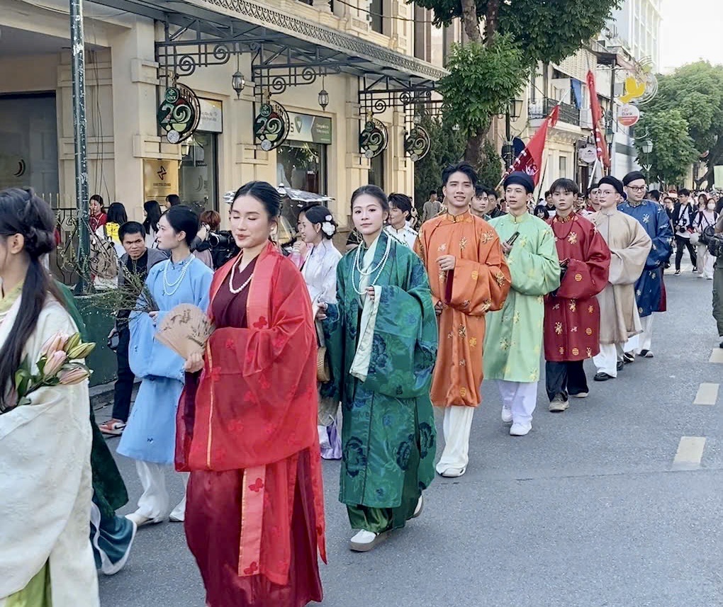 Chiều ngày 15-11, trong không gian lịch sử và thơ mộng quanh hồ Hoàn Kiếm, Sở Du lịch Hà Nội tổ chức lễ diễu hành lớn nhân dịp Lễ hội Áo dài Du lịch Hà Nội 2025, khép lại chuỗi hoạt động trong khuôn khổ Festival Văn hóa Thăng Long. Khoảng 1.400 người tham gia, biến các tuyến phố trung tâm thành một dải màu rực rỡ tôn vinh tà áo dài và giá trị di sản văn hóa phi vật thể.