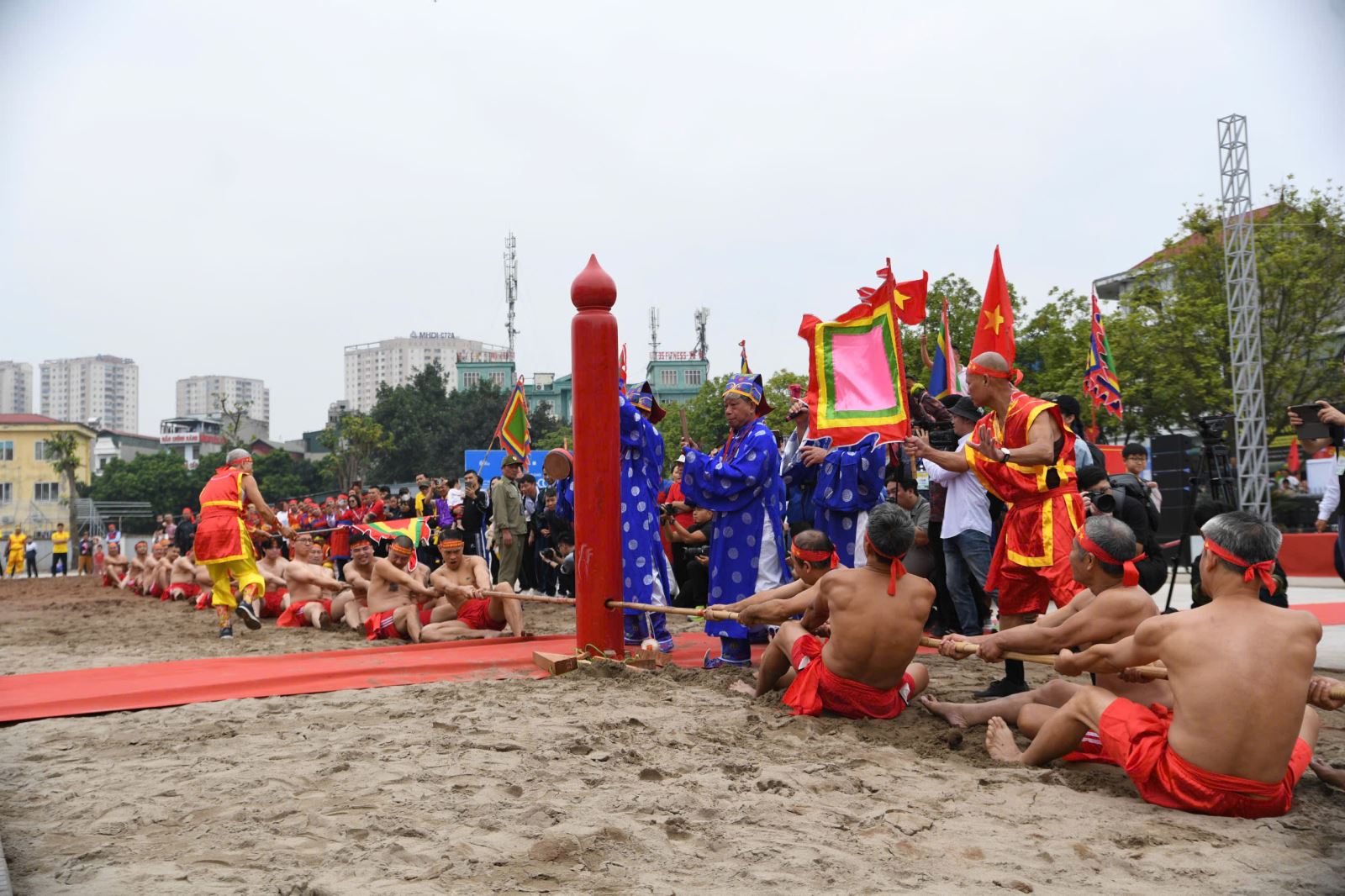 Sáng 16-11, tại đền Trấn Vũ (phường Long Biên, Hà Nội), Sở VHTT TP Hà Nội phối hợp với UBND phường Long Biên và Hội Di sản Văn hóa Việt Nam tổ chức Chương trình “Giao lưu trình diễn di sản văn hóa phi vật thể đại diện của nhân loại được UNESCO ghi danh - Nghi lễ, trò chơi kéo co”.