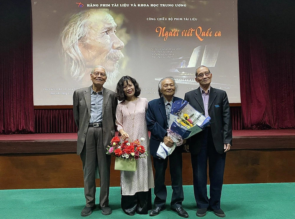 Hãng phim Tài liệu và Khoa học Trung ương vừa tổ chức buổi công chiếu đặc biệt bộ phim tài liệu “Người viết Quốc ca”, đã thu hút sự quan tâm của đông đảo công chúng. Buổi công chiếu này mang ý nghĩa tri ân sâu sắc, diễn ra đúng dịp kỷ niệm 102 năm ngày sinh của nhạc sĩ Văn Cao - người đã đặt nền móng cho nhiều giá trị cốt lõi của nghệ thuật cách mạng Việt Nam.