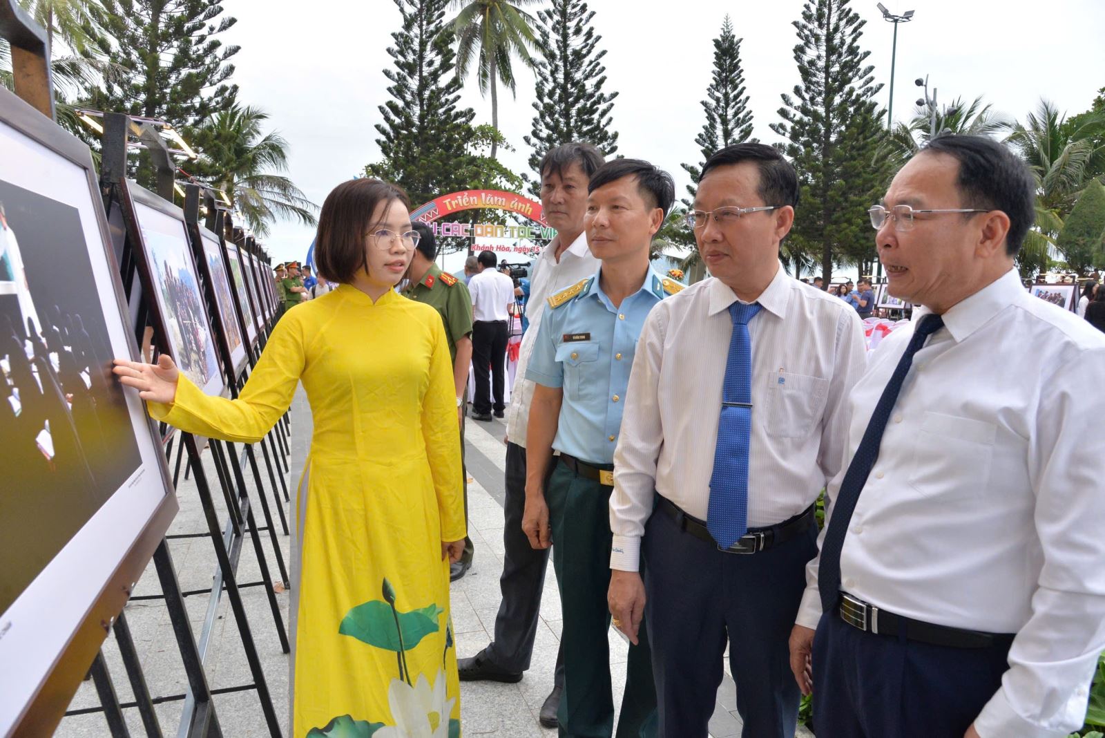 Chiều 15-11 tại Nha Trang (Khánh Hòa), Cục Mỹ thuật, Nhiếp ảnh và Triển lãm (Bộ VHTTDL) đã tổ chức khai mạc triển lãm ảnh “Sắc màu các dân tộc Việt Nam”.