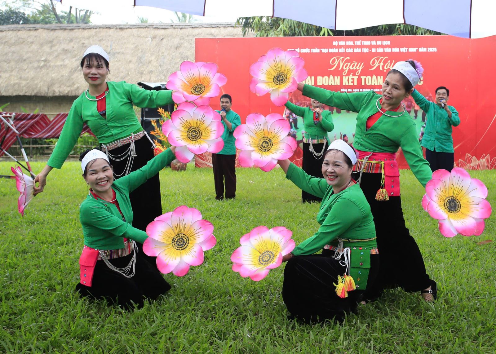 Chương trình giao lưu “Ngày hội đại đoàn kết các dân tộc”