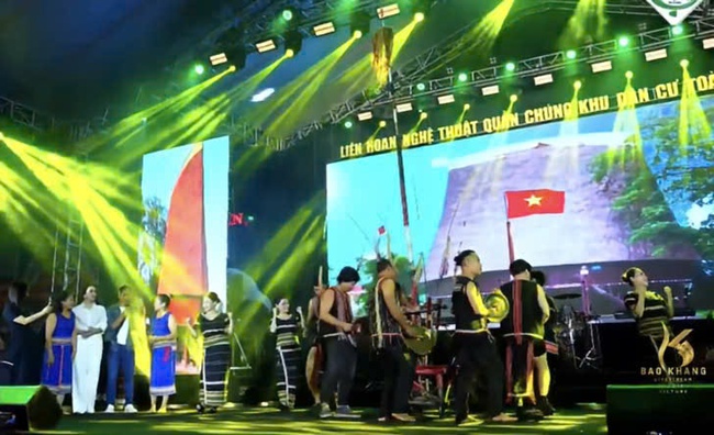 Liên hoan Nghệ thuật quần chúng khu dân cư toàn quốc 2025 đang diễn ra tại tỉnh An Giang đã trở thành ngày hội lớn của phong trào văn nghệ cơ sở, quy tụ hàng trăm nghệ sĩ quần chúng đến từ nhiều tỉnh, thành trên cả nước. Trong đêm diễn thứ hai của liên hoan, đoàn Nghệ thuật quần chúng tỉnh Quảng Ngãi đã mang đến một chương trình biểu diễn giàu cảm xúc và đậm bản sắc với chủ đề “Kết vòng tay lớn, giữ hồn dân tộc”.