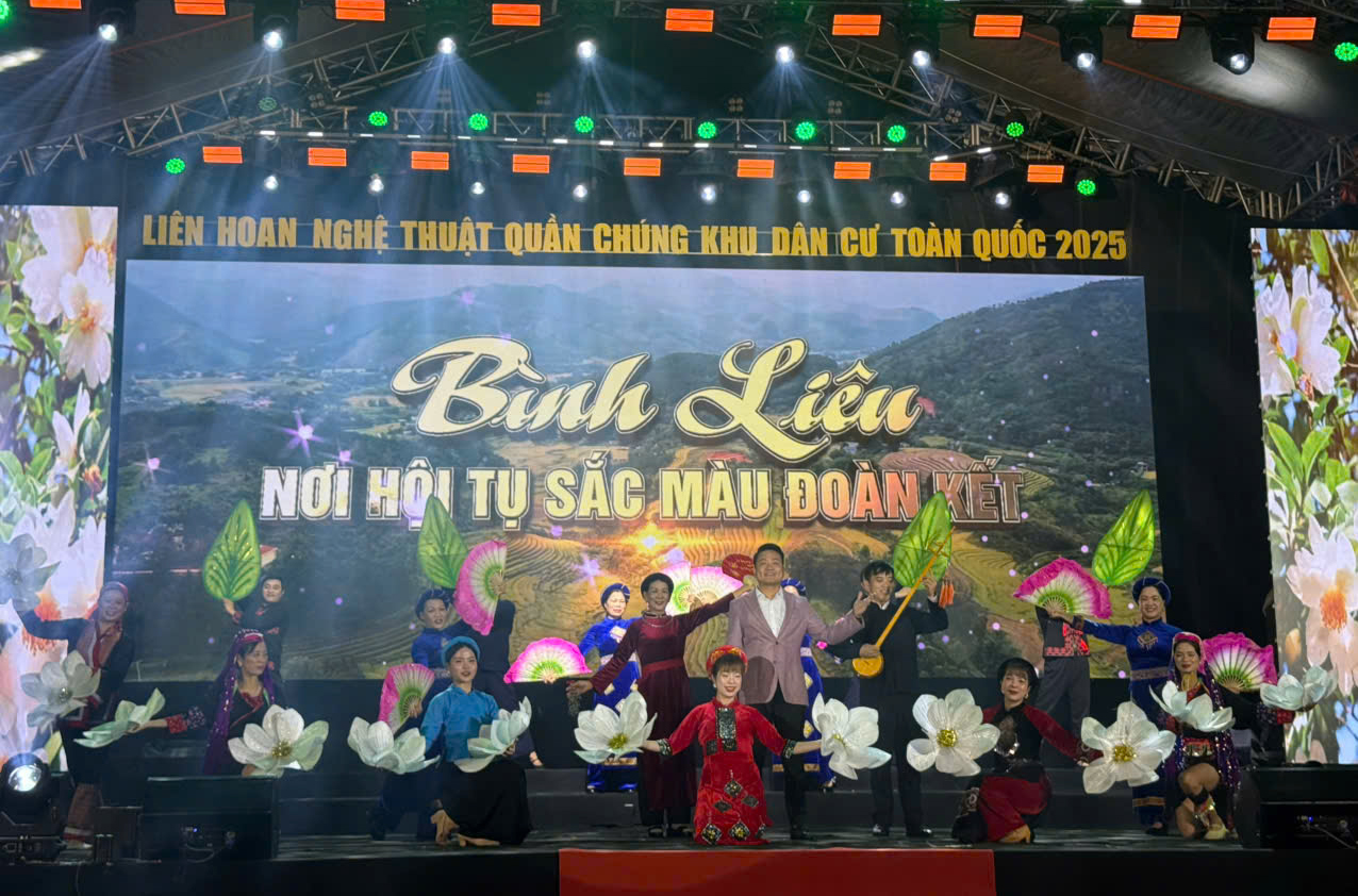 Liên hoan Nghệ thuật Quần chúng Khu dân cư toàn quốc 2025 đã bế mạc tại tỉnh An Giang, khép lại năm ngày diễn ra sôi nổi và đầy màu sắc văn hóa. Những hoạt động sôi nổi trong Liên hoan cho thấy, đây không chỉ là một sân chơi nghệ thuật, mà còn là một hành trình kết nối các cộng đồng, thúc đẩy tinh thần đoàn kết, sáng tạo và nâng cao đời sống văn hóa cơ sở trên toàn quốc.