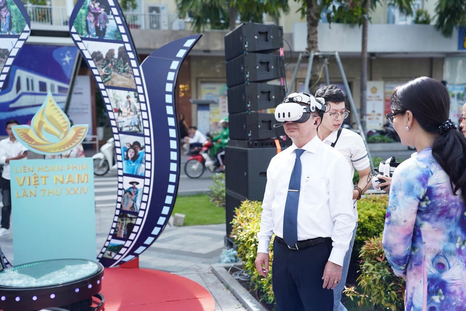 Khai mạc Triển lãm ảnh TP.HCM vươn mình cùng đất nước qua góc nhìn điện ảnh