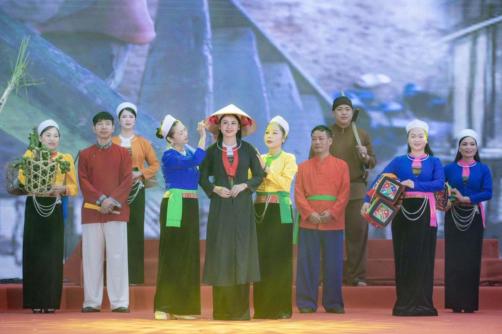 Tham gia Liên hoan văn nghệ quần chúng trong Ngày hội văn hóa dân tộc Mường lần thứ II, năm 2025, Đoàn diễn viên, nghệ nhân dân tộc Mường tỉnh Phú Thọ đã mang đến Ngày hội những trang phục truyền thống độc đáo và các tiết mục dân ca, dân vũ đặc sắc.