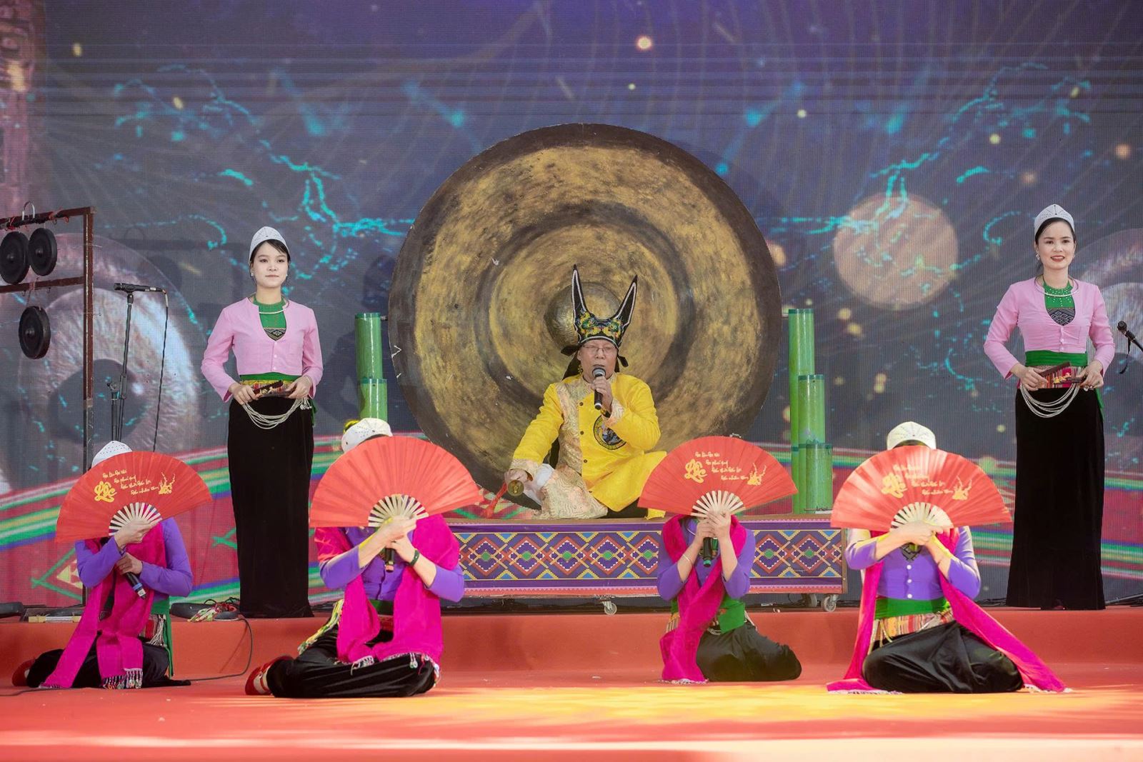 Trong khuôn khổ Ngày hội Văn hóa dân tộc Mường lần thứ II, năm 2025, đoàn nghệ nhân, diễn viên quần chúng Mường thành phố Hà Nội mang đến với khán giả Thủ đô chương trình biểu diễn và trình diễn trang phục mang chủ đề “Âm vang ngàn năm văn hóa dân tộc Mường”, qua đó người xem được khám phá về con người cảm nhận trọn vẹn tinh hoa văn hóa Mường.