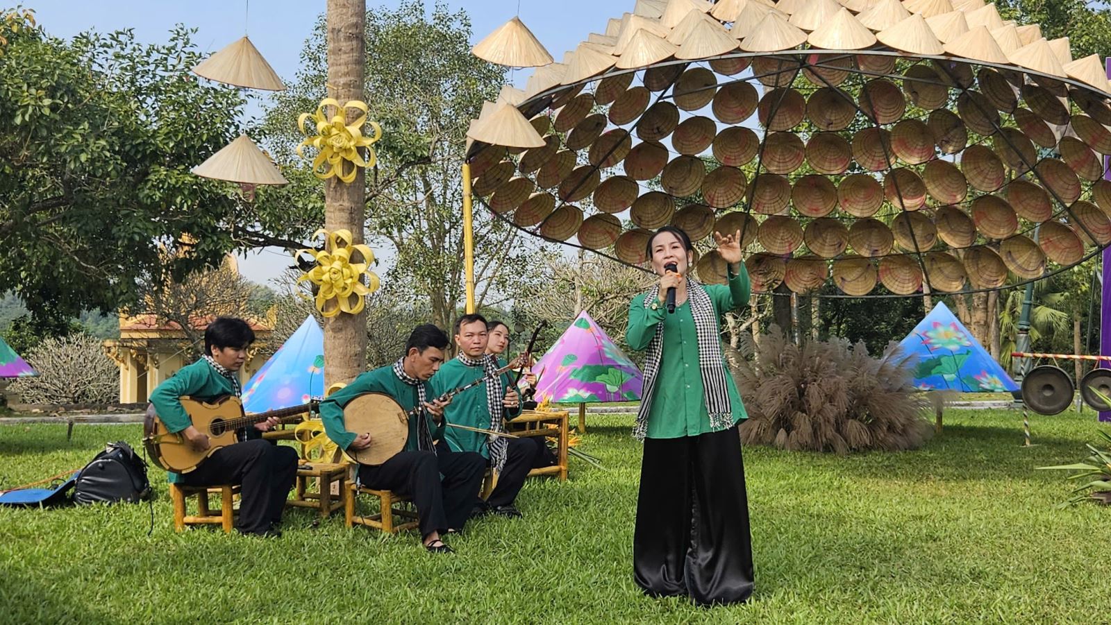 Tham dự Tuần “Đại đoàn kết các dân tộc - Di sản văn hóa Việt Nam” năm 2025 tại Làng văn hóa – Du lịch các dân tộc (Đồng Mô, Đoài Phương, Hà Nội), sáng 22-11, tỉnh Vĩnh Long mang đến không gian biểu diễn nghệ thuật dân ca truyền thống ấn tượng sâu sắc, nhờ sự mộc mạc chân tình và đậm đà bản sắc sông nước miền Tây như: đờn ca tài tử, hát sắc bùa Phú Lễ, nói thơ Vân Tiên…