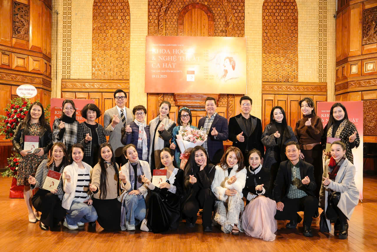 Vừa qua, giảng viên thanh nhạc - nghệ sĩ opera Nguyễn Bích Thủy đã cho ra mắt cuốn sách "Khoa học & Nghệ thuật ca hát: Một cách tiếp cận chuyên sâu về thanh nhạc cổ điển" tại Học viện Âm nhạc Quốc gia Việt Nam đúng vào dịp 20-11. Đây là công trình nghiên cứu nhiều năm của chị, đồng thời là tài liệu chuyên sâu hiếm hoi  về thanh nhạc tại Việt Nam.