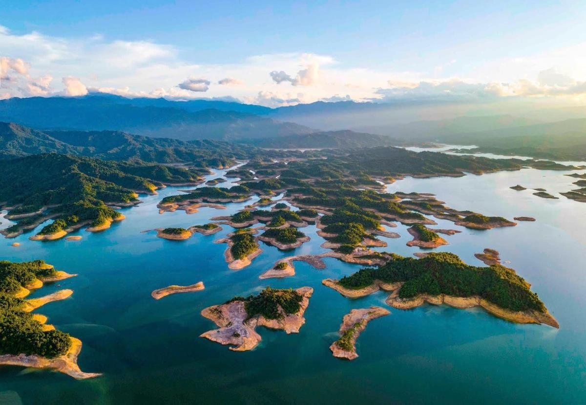 Nghiên cứu phát triển du lịch sinh thái bền vững gắn với bảo tồn đa dạng sinh học tại Vườn quốc gia Vũ Quang (Hà Tĩnh)