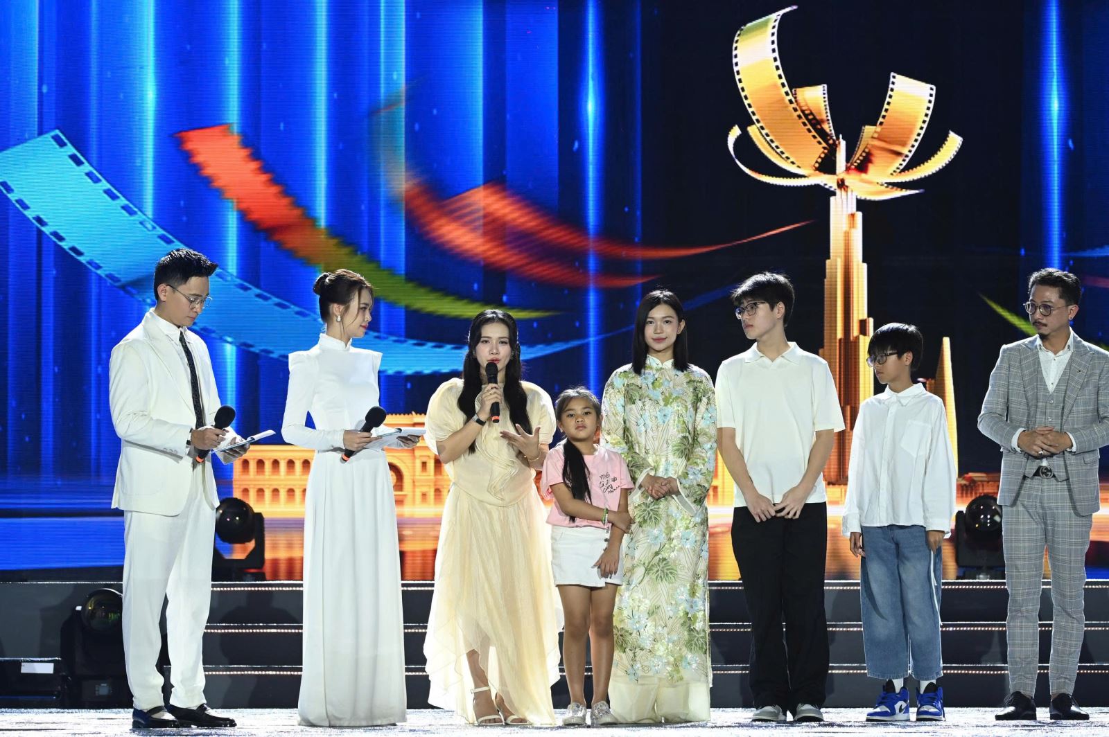 Giao lưu đoàn làm phim, diễn viên điện ảnh và biểu diễn âm nhạc trong phim