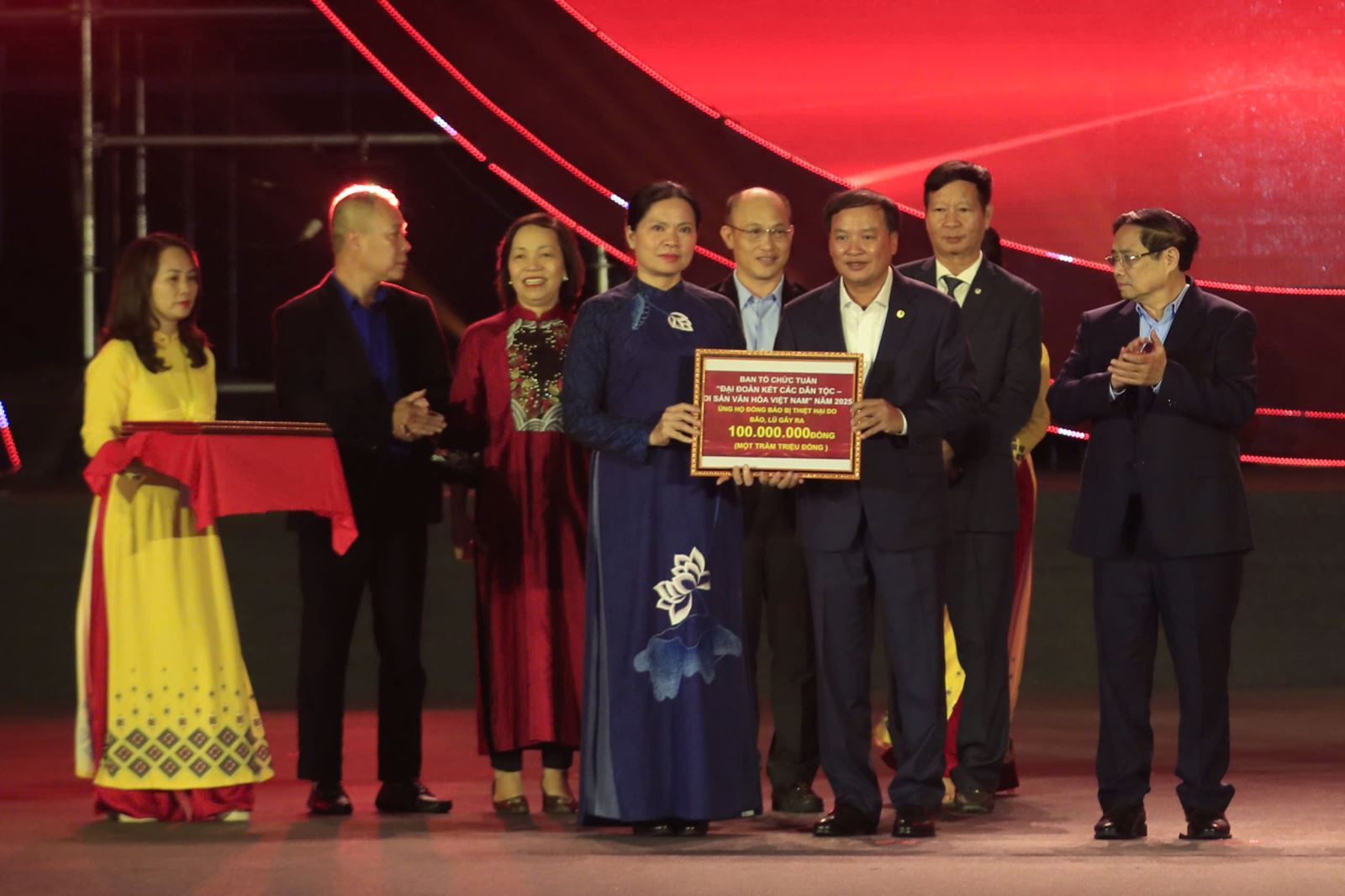 Tối 24-11, tại Làng Văn hóa – Du lịch các dân tộc Việt Nam (Đoài Phương, Hà Nội), Bộ VHTTDL phối hợp với Uỷ ban Trung ương Mặt trận Tổ quốc Việt Nam tổ chức Lễ khai mạc “Tuần Đại đoàn kết các dân tộc - Di sản Văn hóa Việt Nam” năm 2025 với chủ đề “Đoàn kết một lòng – hướng tới miền Trung”. Thủ tướng Chính phủ Phạm Minh Chính dự và phát biểu chỉ đạo tại buổi lễ.